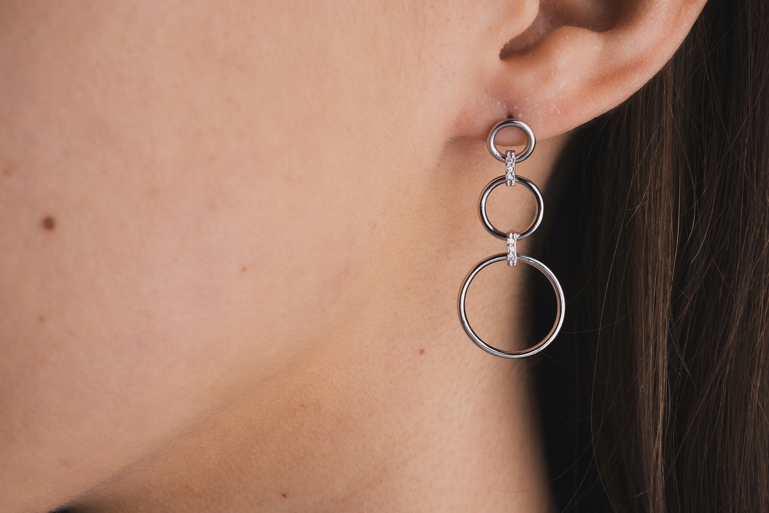 Stříbrné Náušnice S Dlouhými Kroužky Spojenými Třpytivými Zirkony Jako Dárek