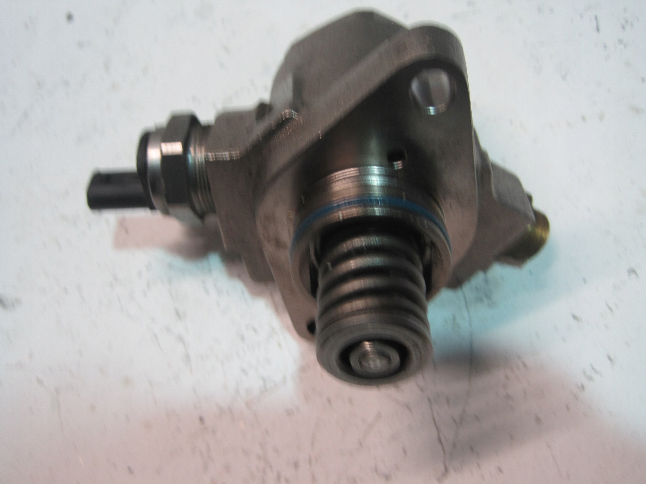 feed pump VW GOLF 1,0TSI 04E127026BH