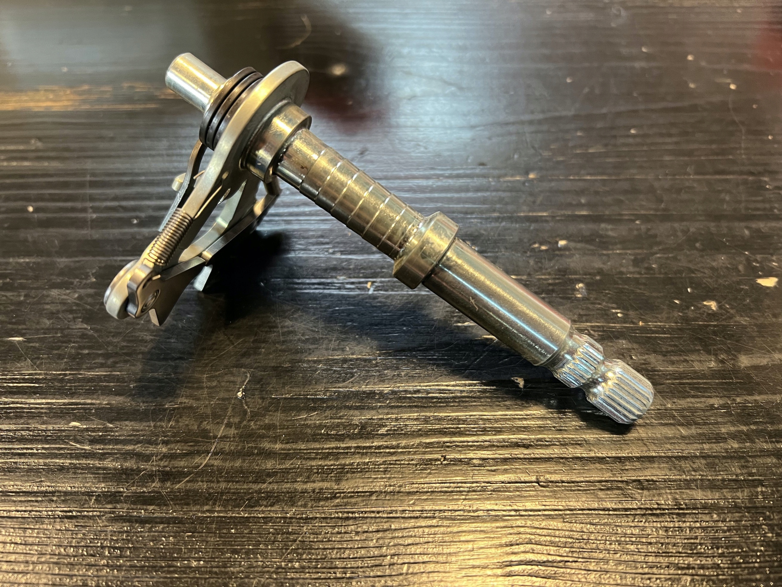 34014-06A - ВАЛ РЫЧАГА ПЕРЕКЛЮЧЕНИЯ ПЕРЕДАЧ HARLEY SPORTSTER