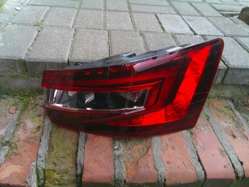 SKODA SUPERB III KOMBI 15-19 LAMPA TYŁ PRAWA TYLNA LAMPA ORYGINAŁ 3V9945208