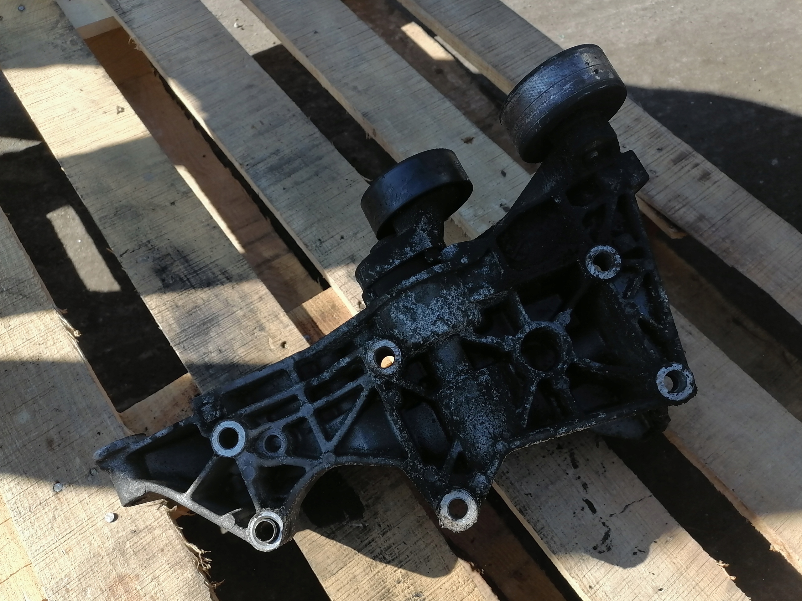 supporto alternatore AUDI A6 C6 2.0 TDI 03G903143D