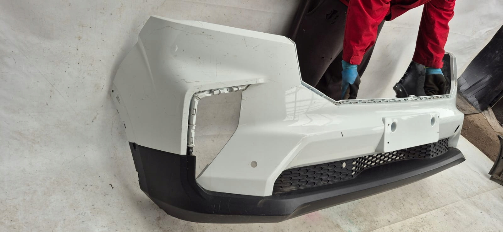 MAXUS EV90 V90 e DELIVER 9 19-> bumper front front PDC