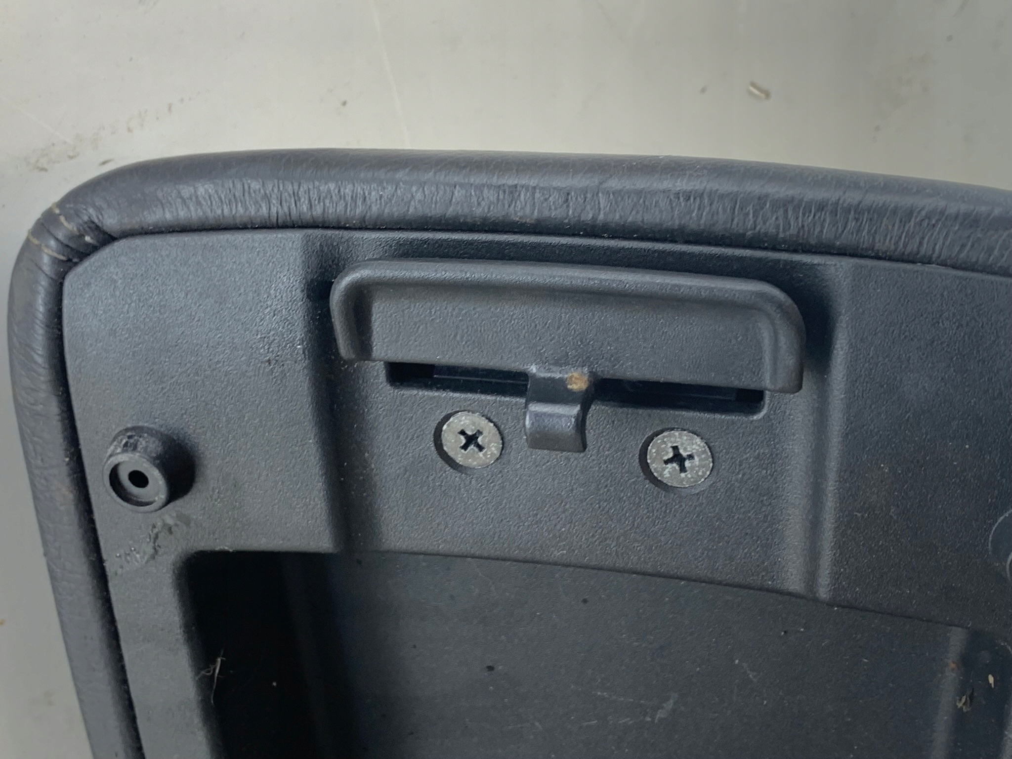 MAZDA CX7 CX-7 PODŁOKIETNIK SKÓRA Producent części Mazda OE