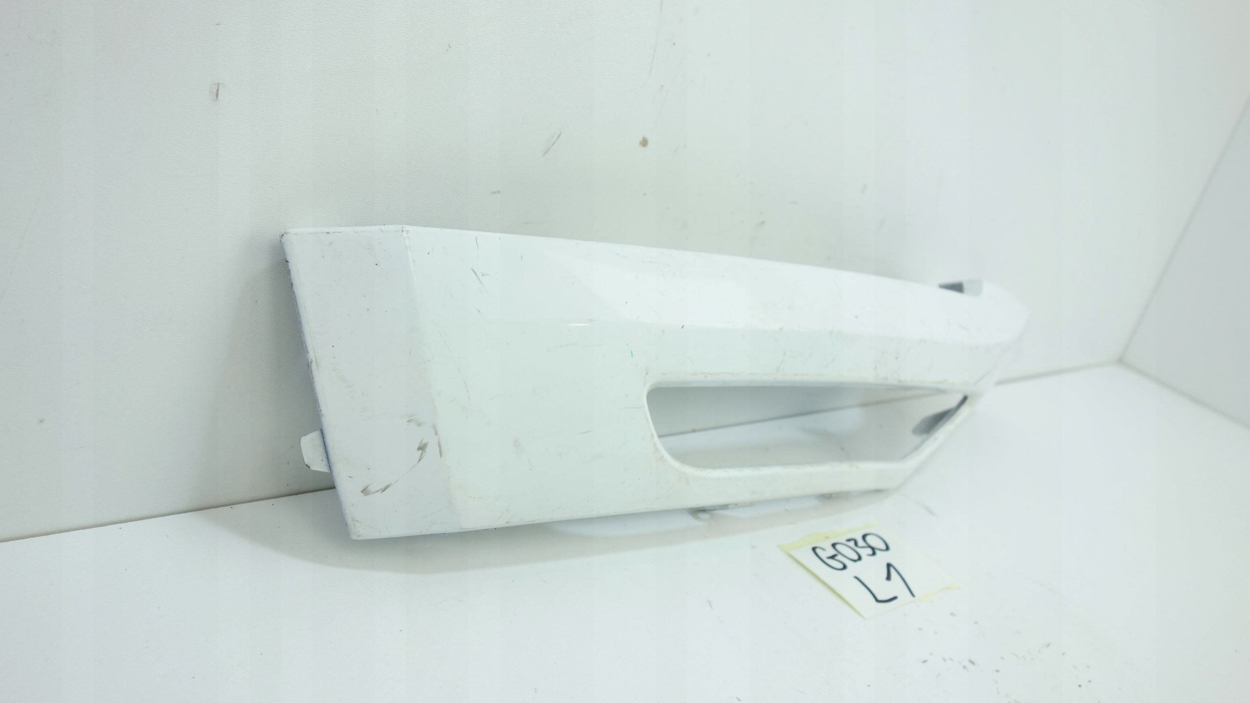 JAGUAR E-PACE X540 2017- grille grid of a bumper right front M9C3-17B875-A