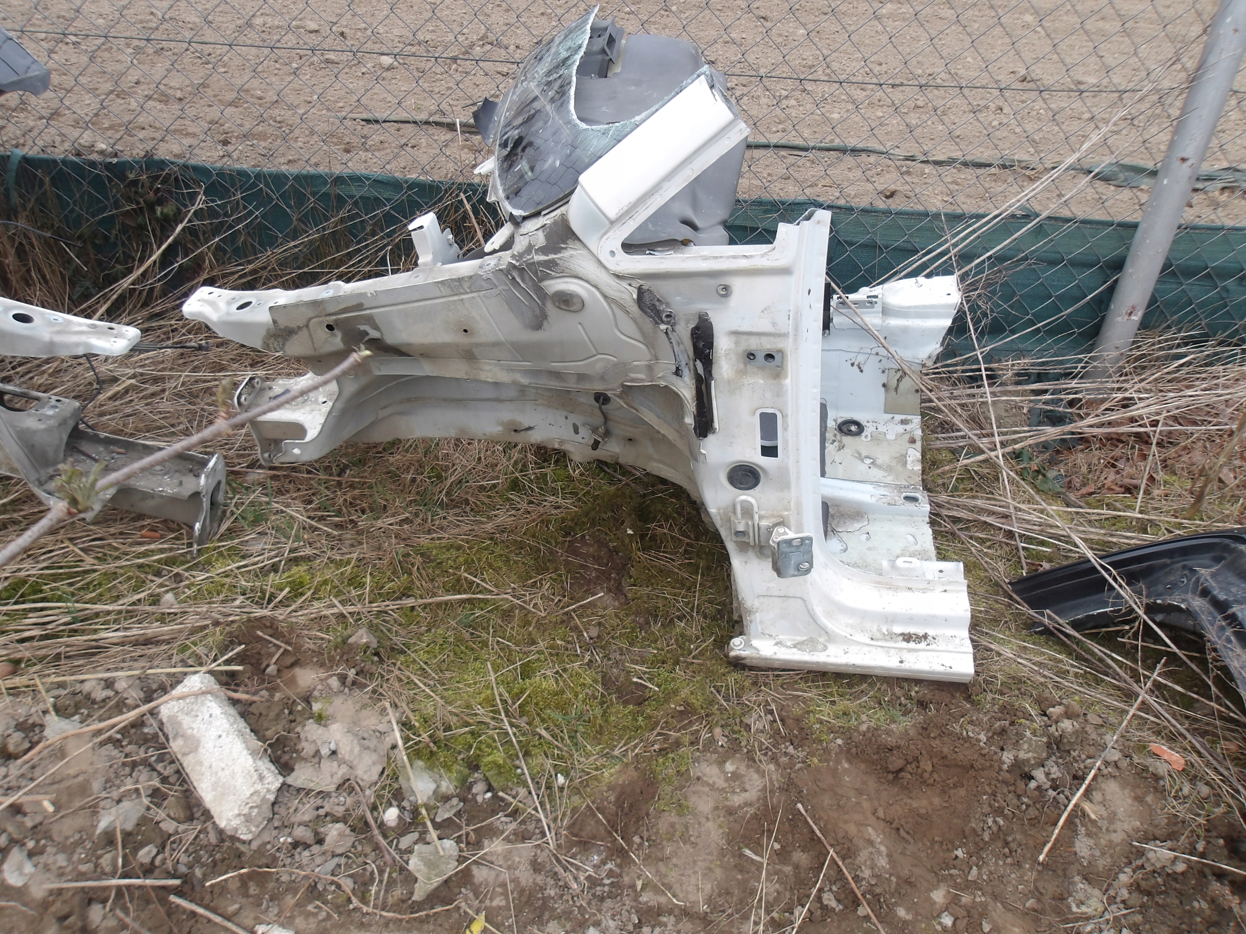 ЧЕТВЕРТЬ ЛЕВА ПЕРЕДНЯЯ VW CADDY III 2009