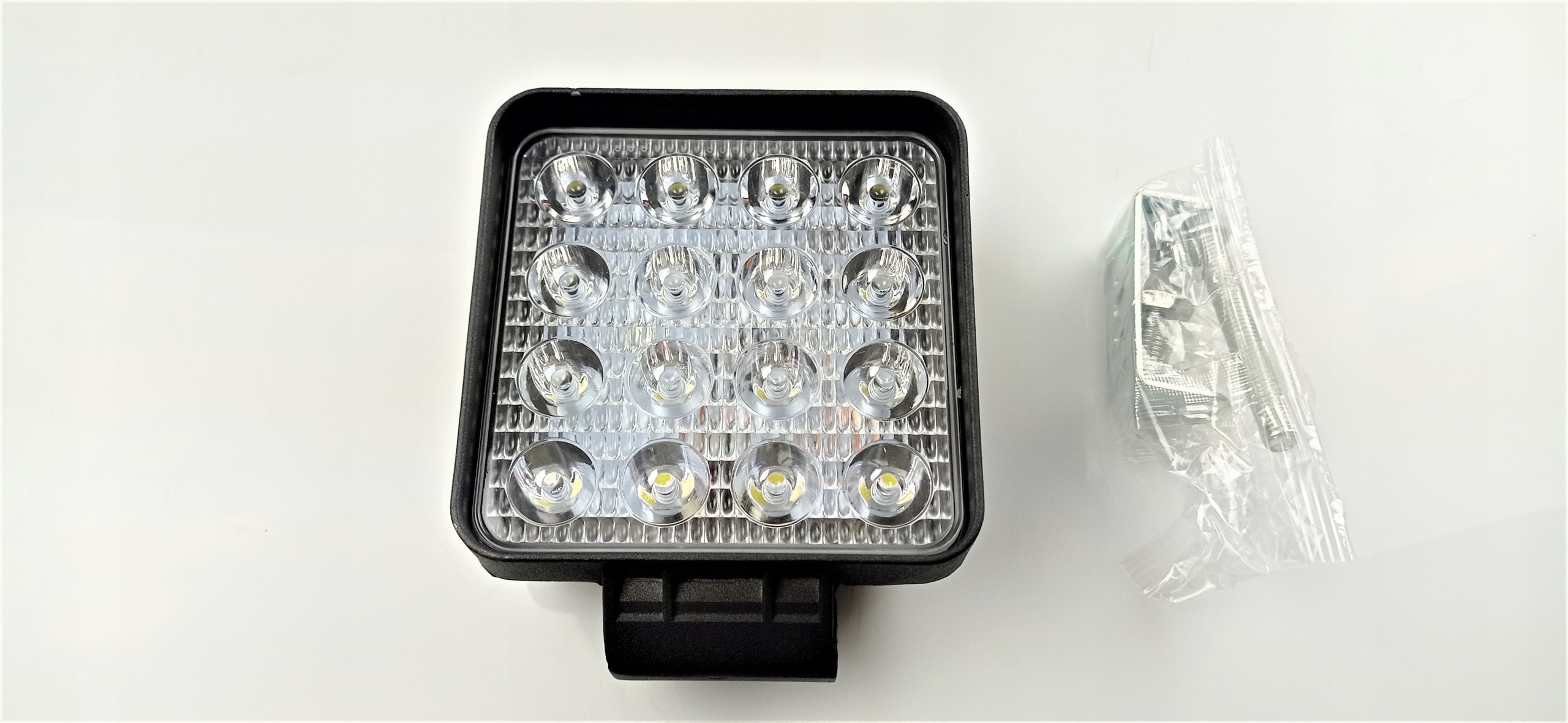 

Lampa halogenowa robocza 48W 16Diodowa 12V 24V 30V