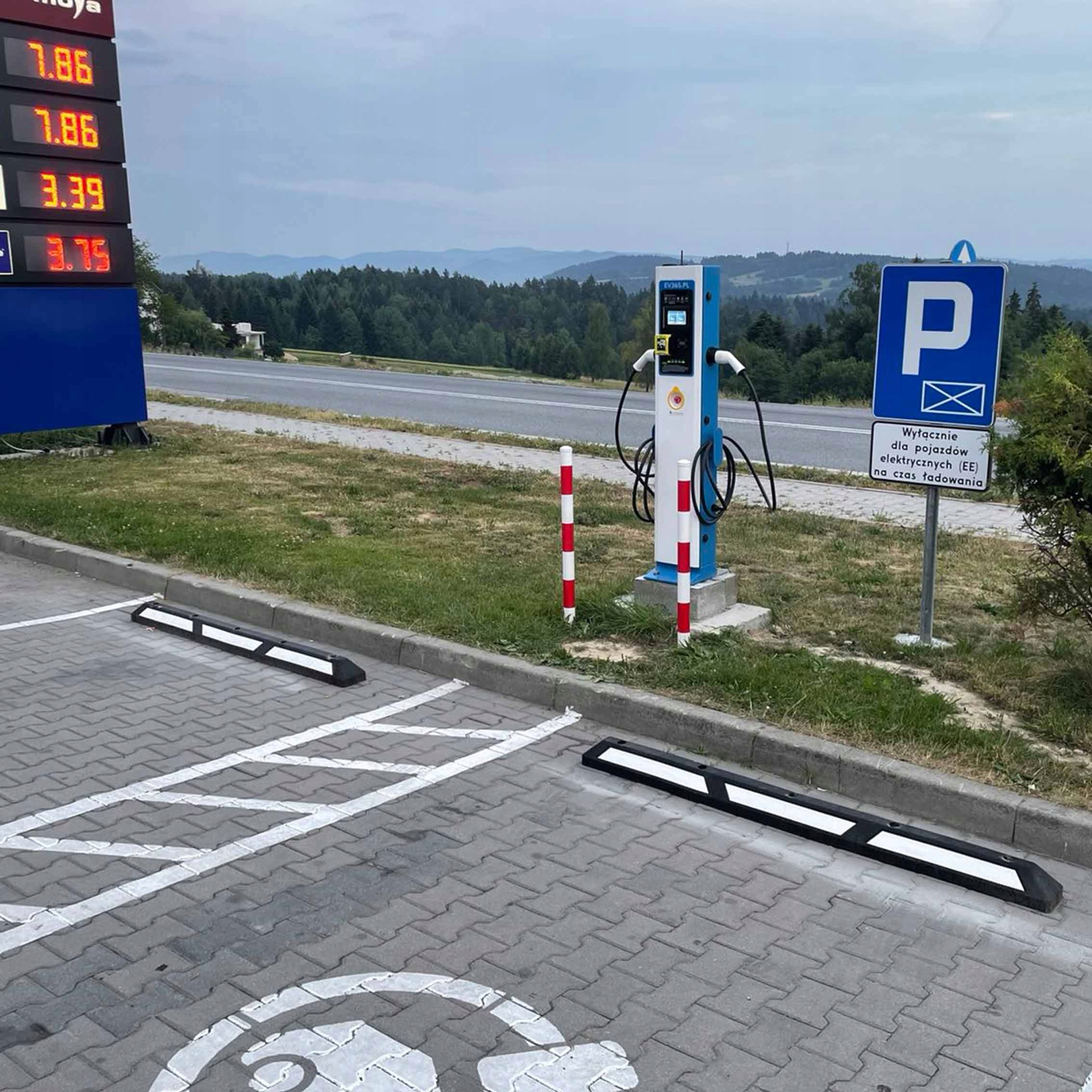 Stacja Ładowania EV365 AC2 moc 2x22kW z Terminalem Przeznaczenie ładowanie samochodów ładowanie rowerów ładowanie skuterów