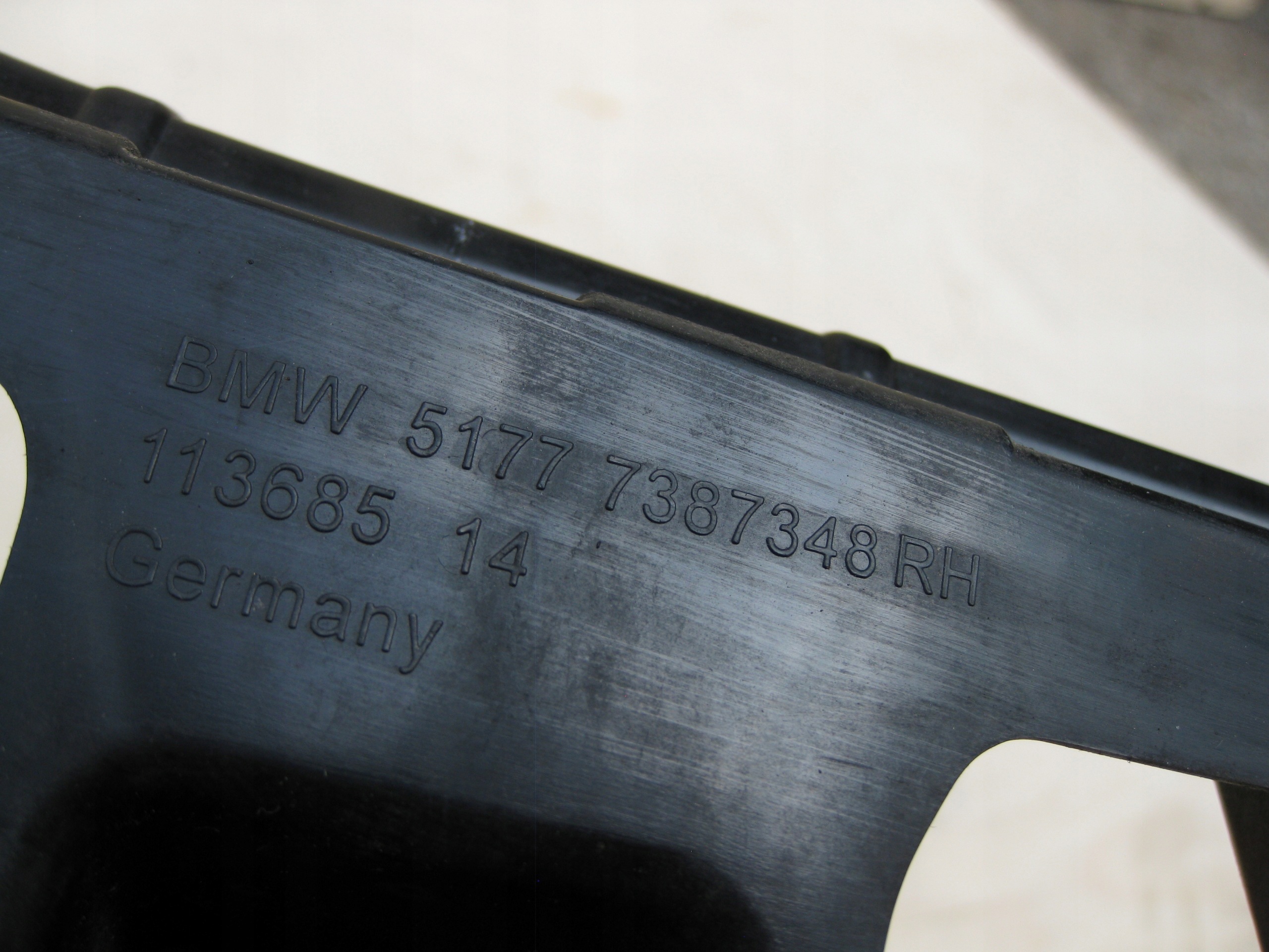 BMW 5 G30 3.0D 19R Support plaque Jupes Support Droite 7387348