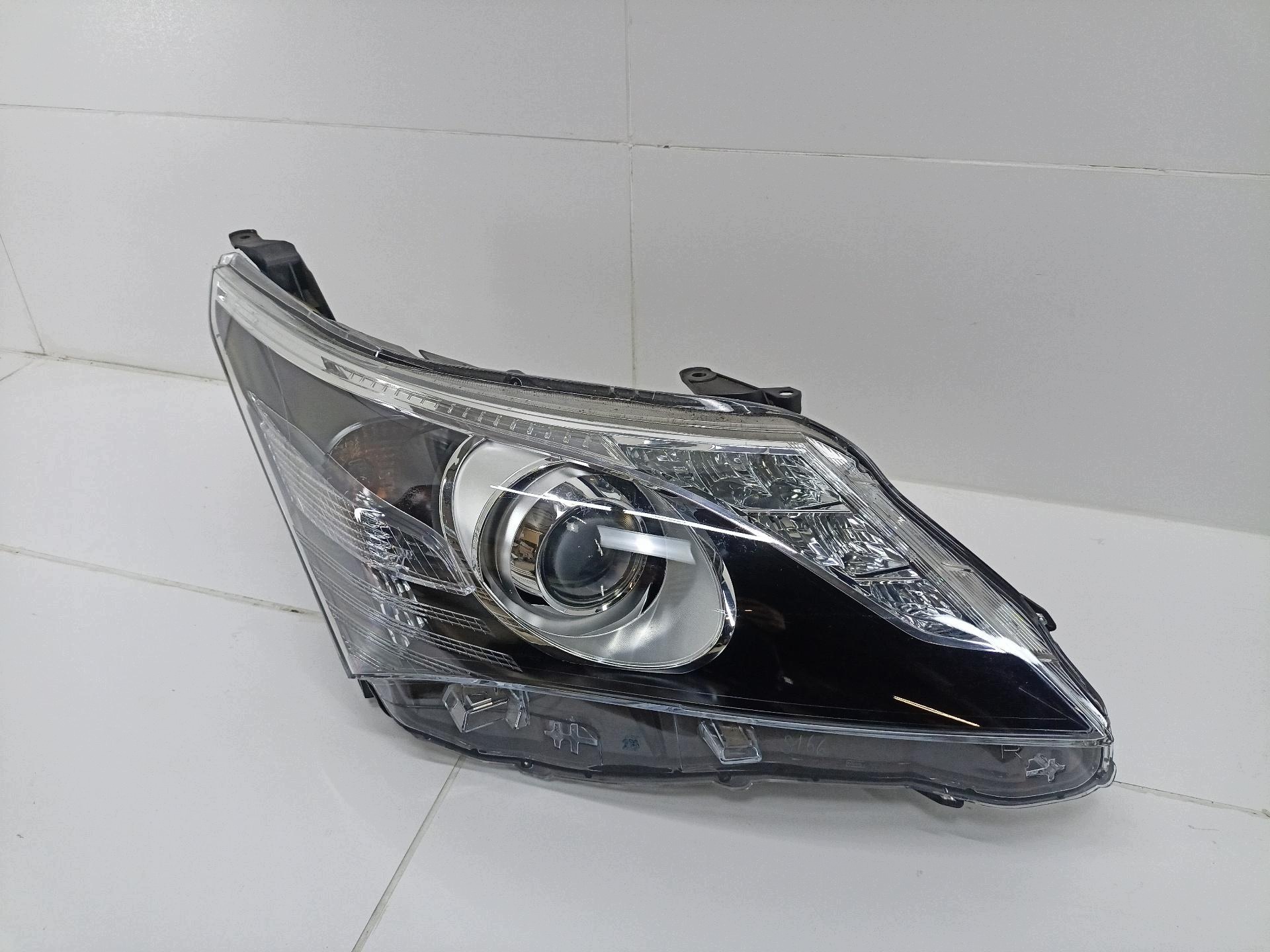 light front right side Toyota Avensis 3 T270 facelift ZRT272W 2014