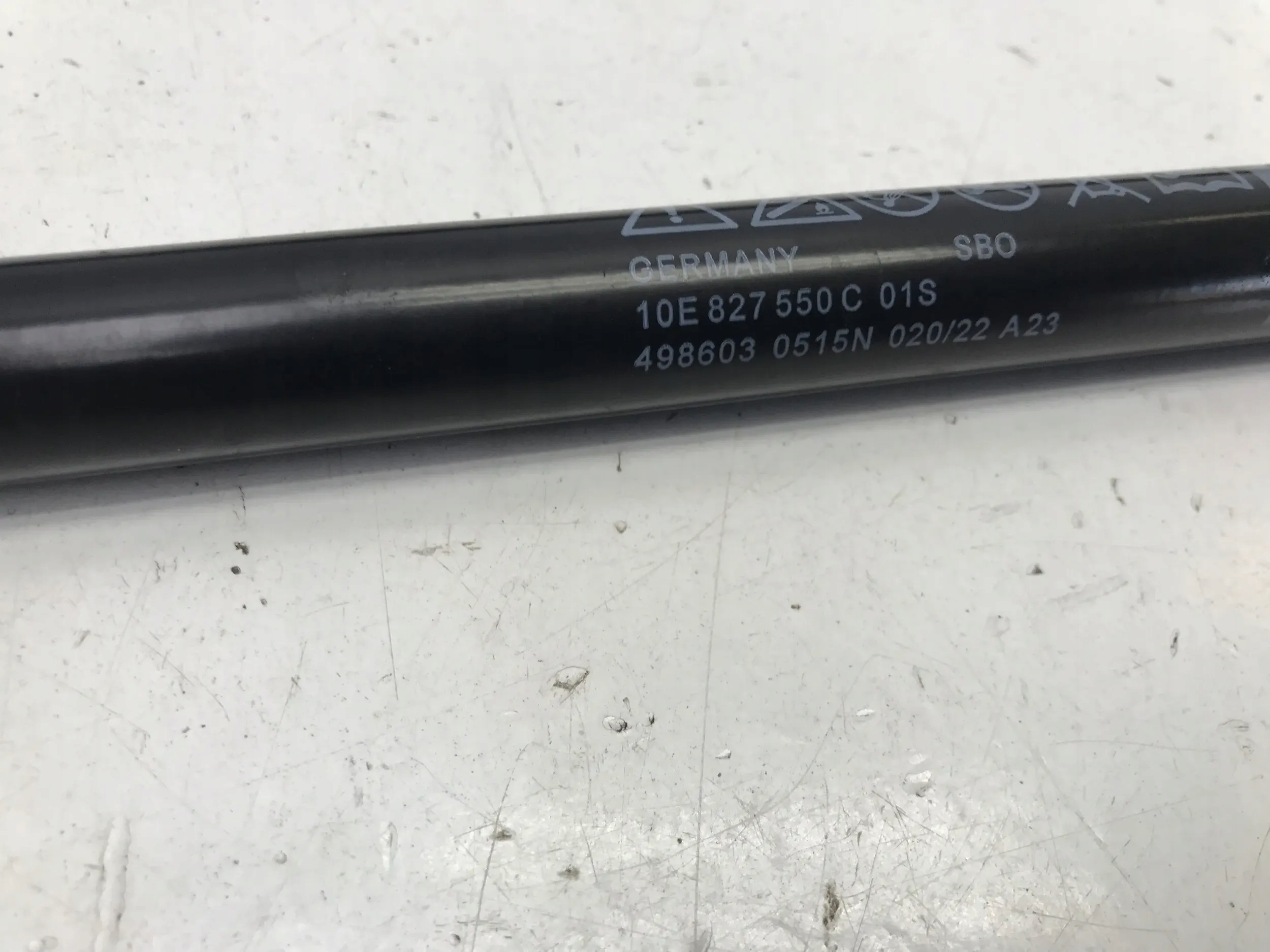 CUPRA BORN 2021 SIŁOWNIK SIŁOWNIKI KLAPY BAGAŻNIKA KPL 10E827550C Jakość części (zgodnie z GVO) O - oryginał z logo producenta pojazdu (OE)