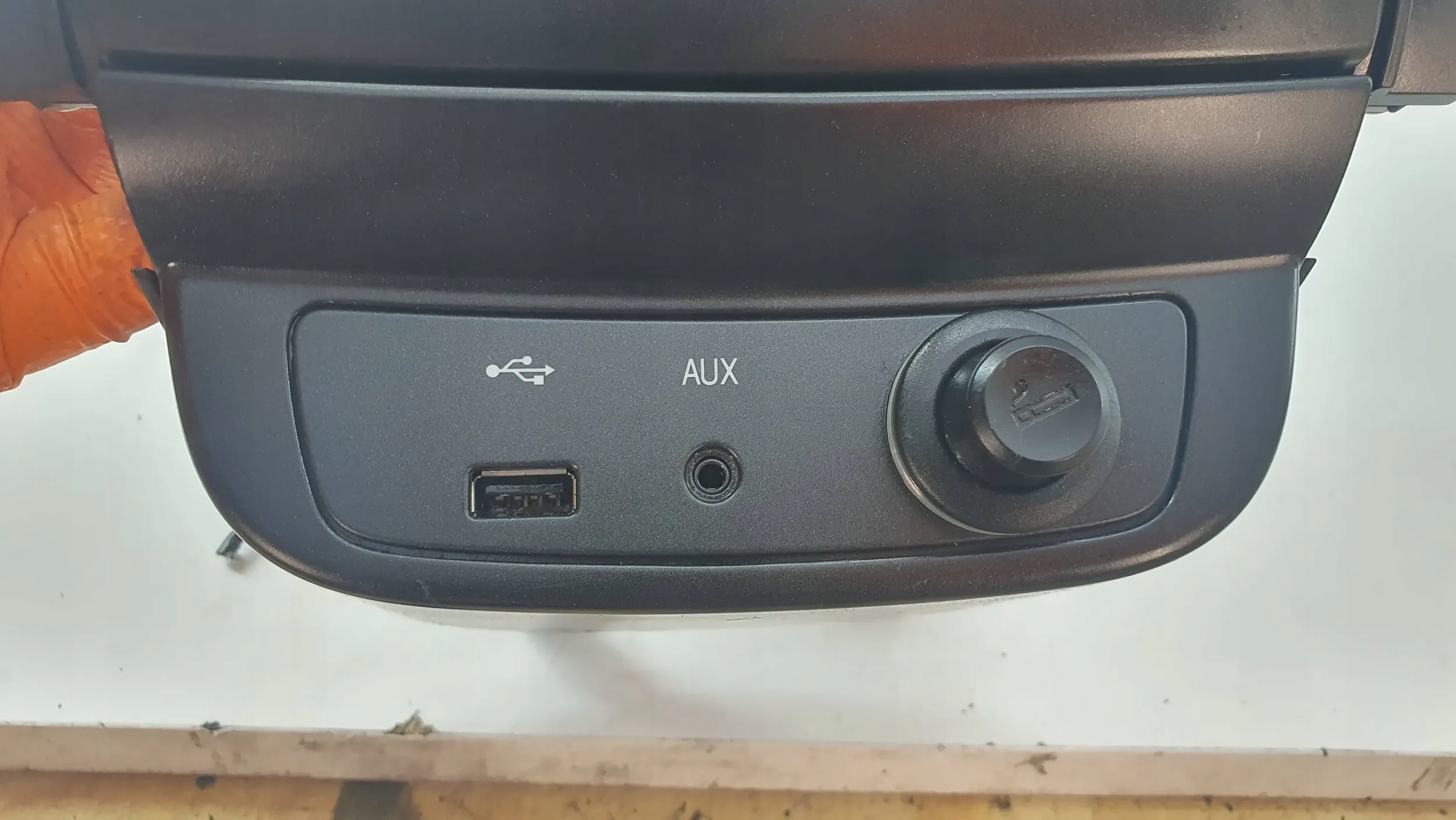SsangYong Korando 3 III 10- Unite commande clima Boîte a gant passager Console USB AUX