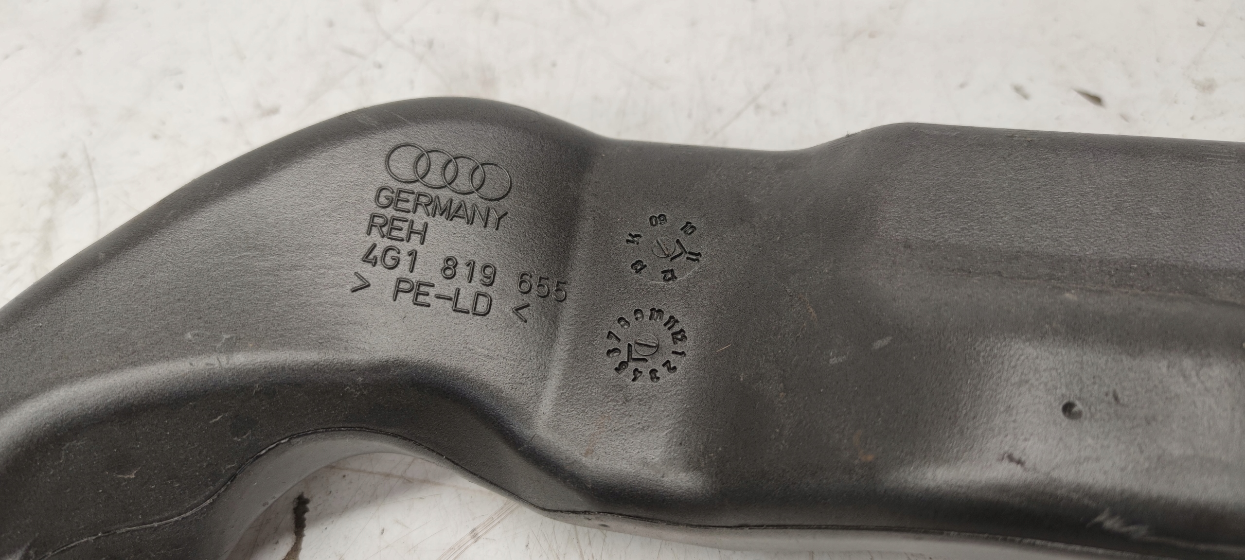 drain POWIETRZNY TUNEL left AUDI A6 C7 4G1819655