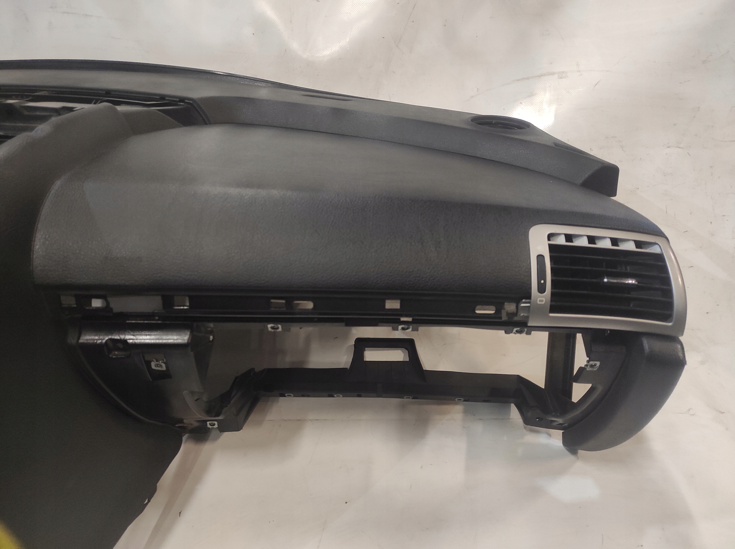 Peugeot 407 dashboard console cockpit support of the dashboard