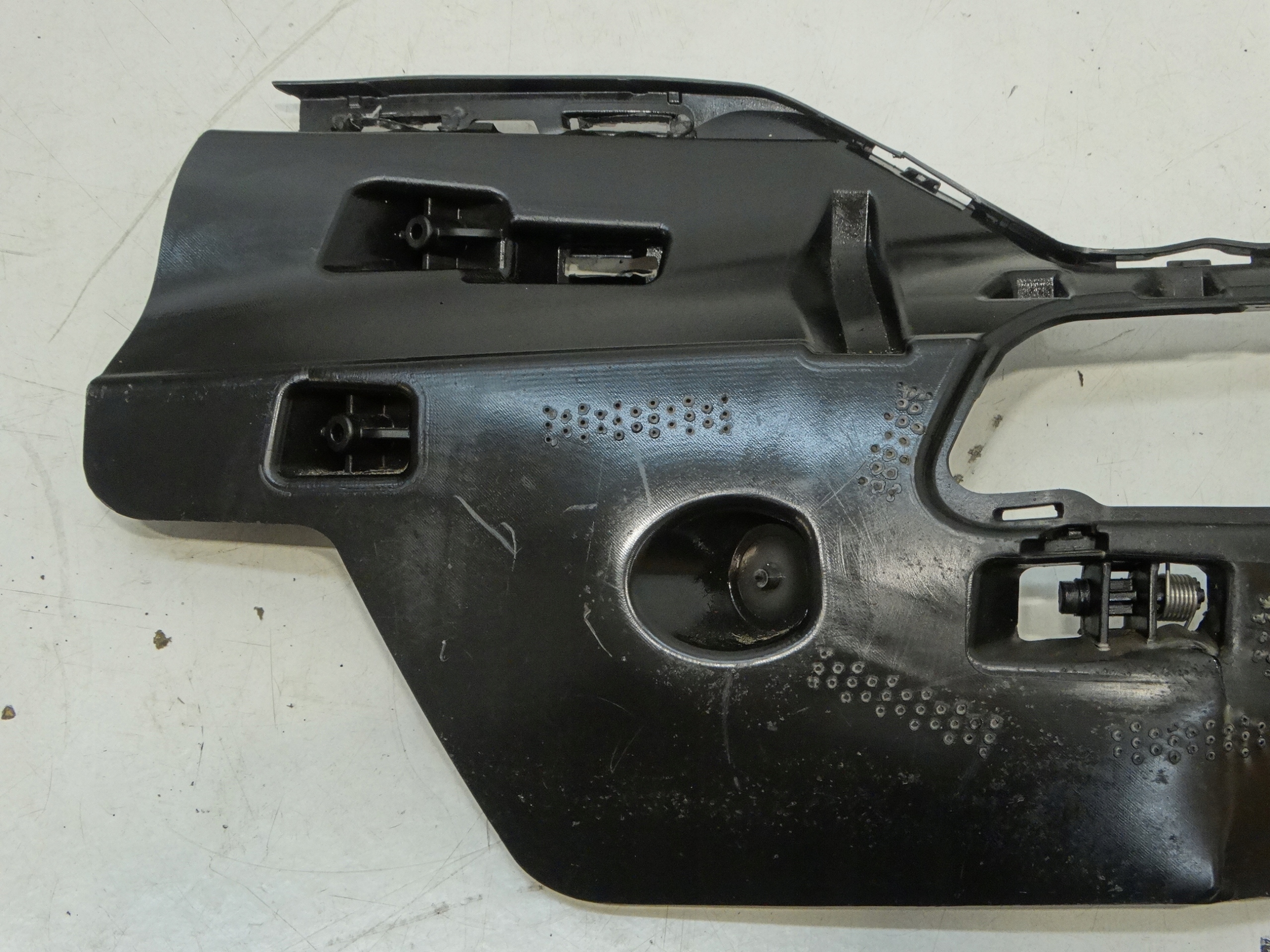 Halter der Spritzdüse links AUDI A6 C8 18-25R. 4K0807095