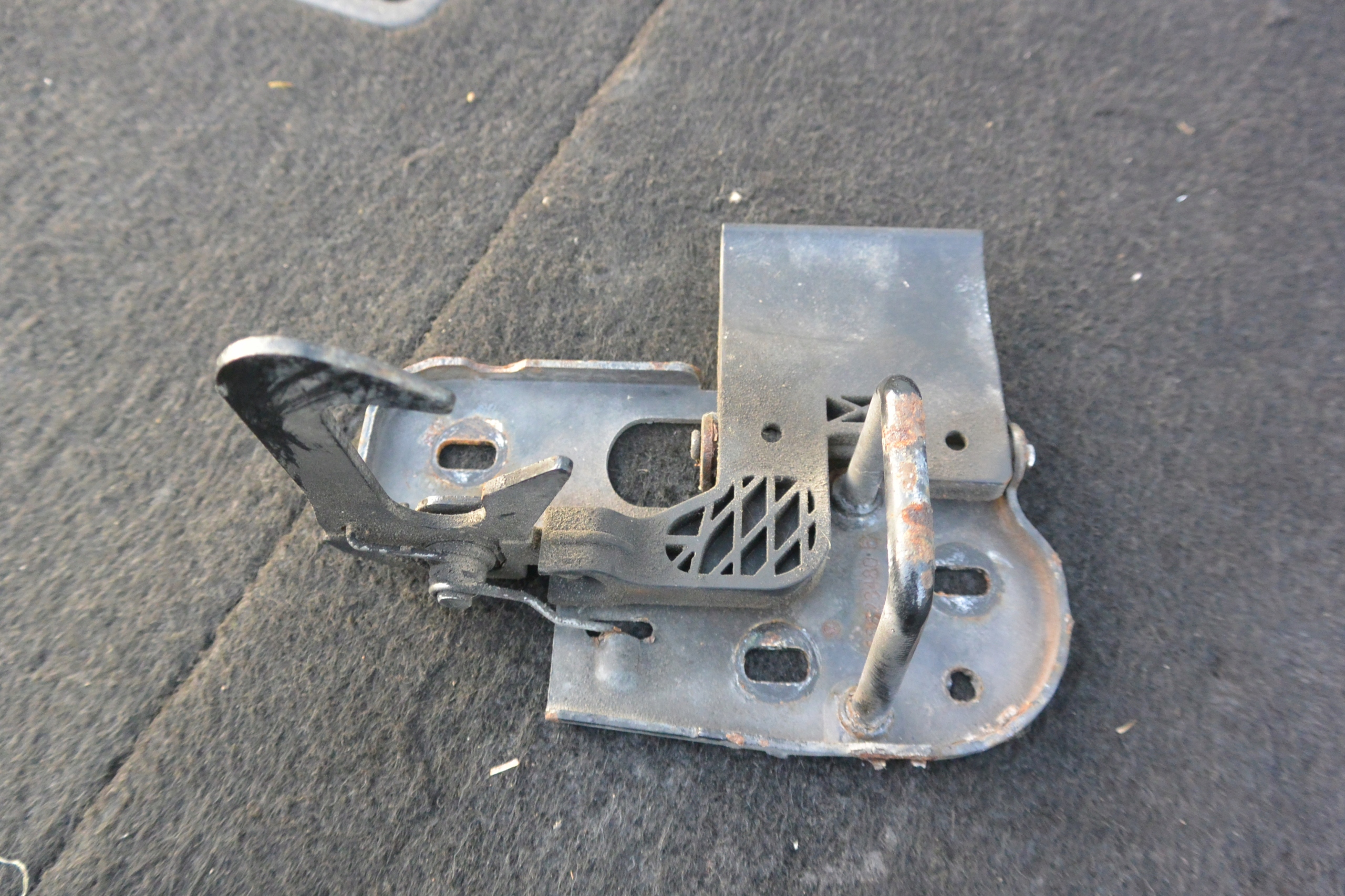 RYGIEL BRAVA OTVARANJA HAUBE VW PASSAT CC