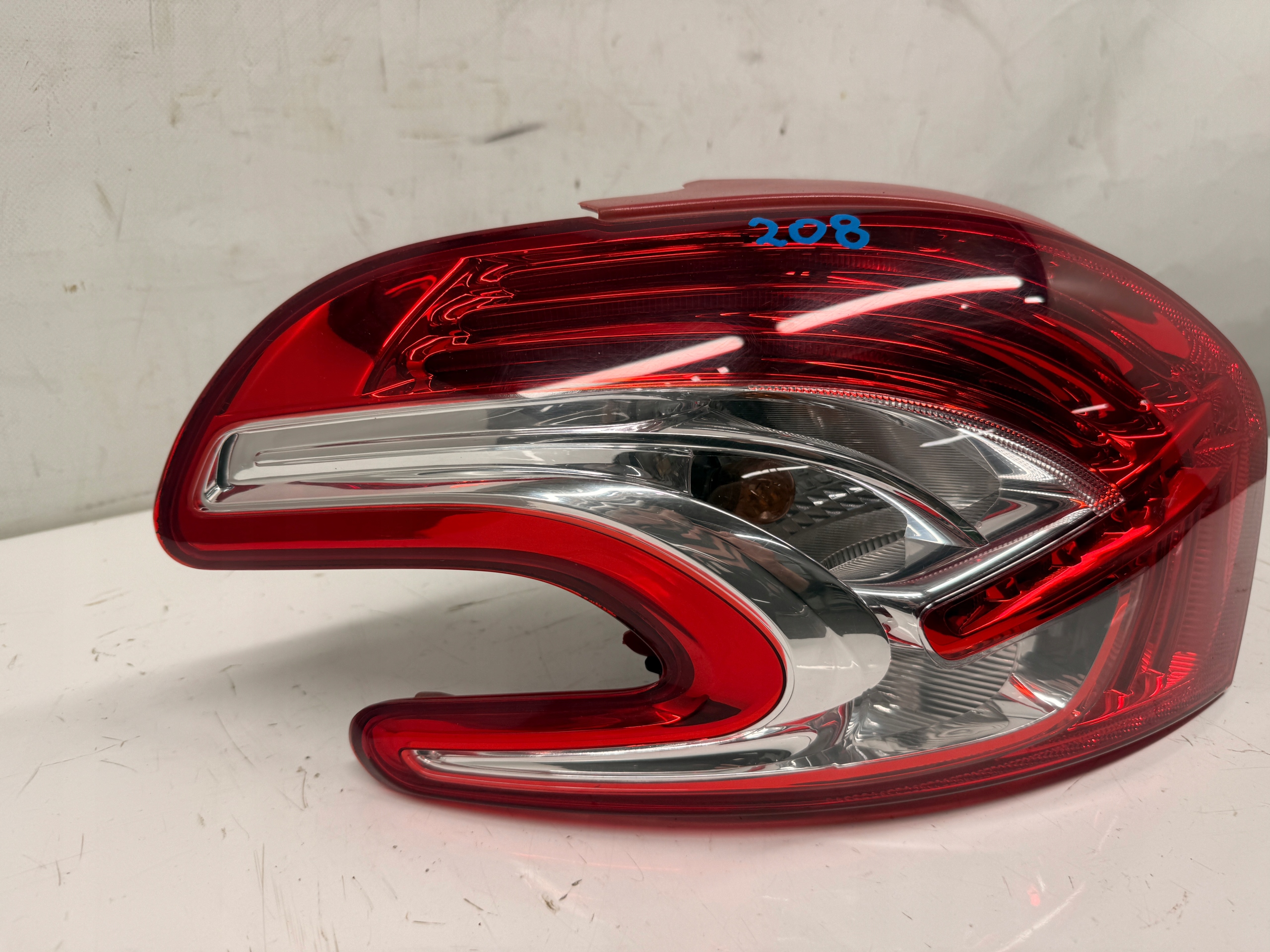 Peugeot 208 5D light left rear part left rear 9672628280