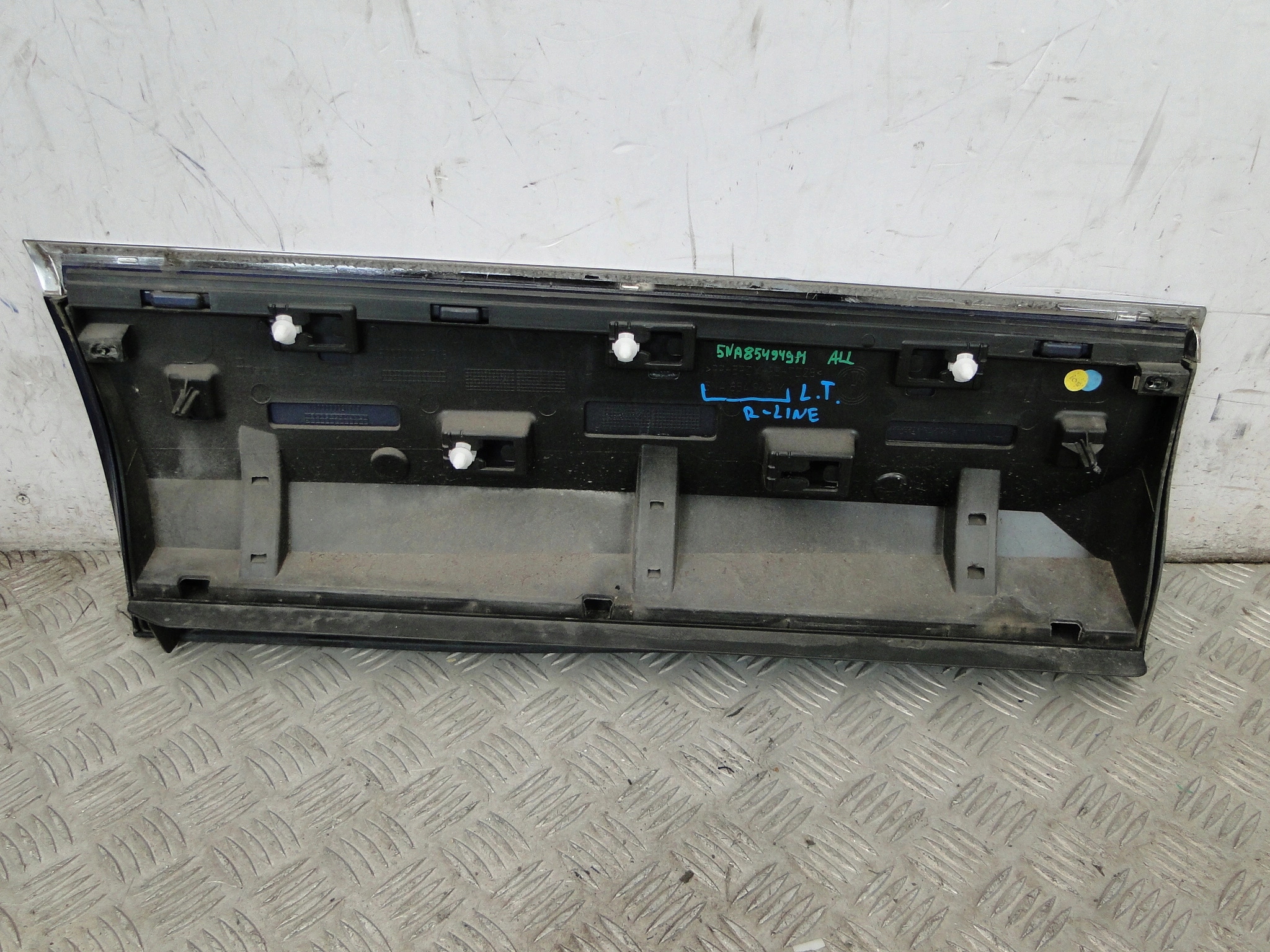 LISTWA DRZWI TYŁ VW TIGUAN 5NA R-LINE LC5B 5NA854950M 5NA854949M CENA ZA 1 Strona zabudowy lewe + prawe