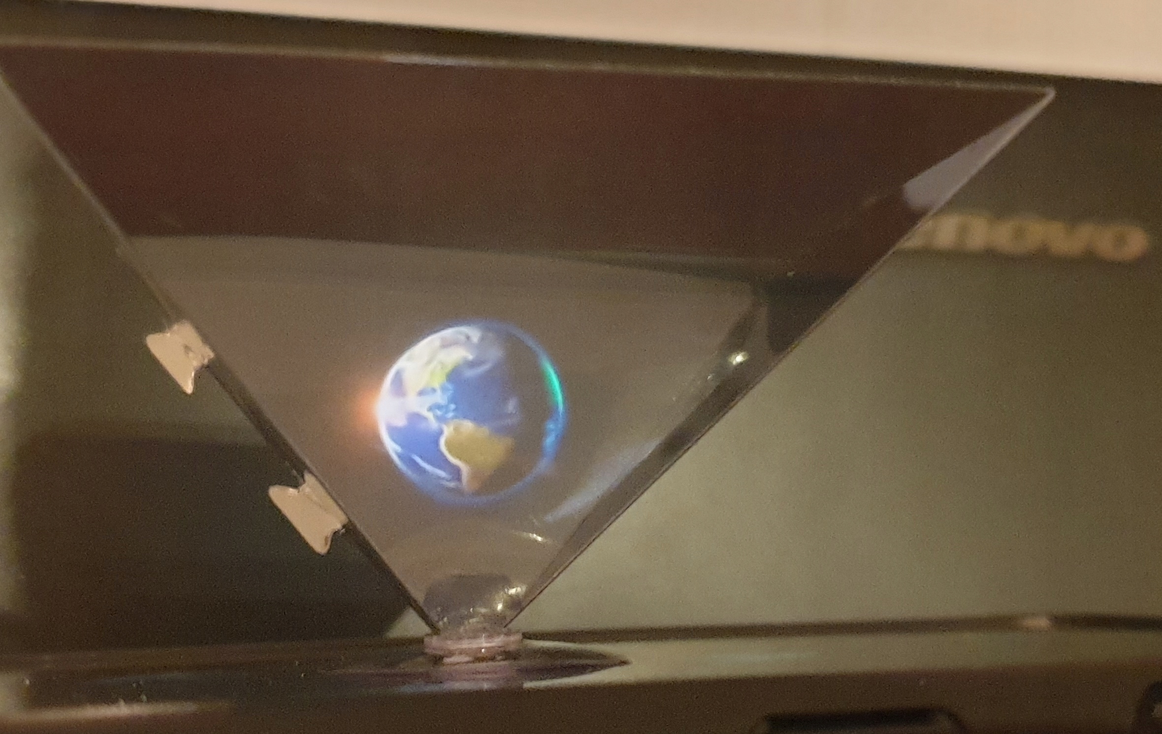 PROJEKTOR NAKŁADKA HOLOGRAFINCZA HOLOGRAM PRYZMAT 3D PIRAMIDA DO TELEFONU EAN (GTIN) 5904610801932