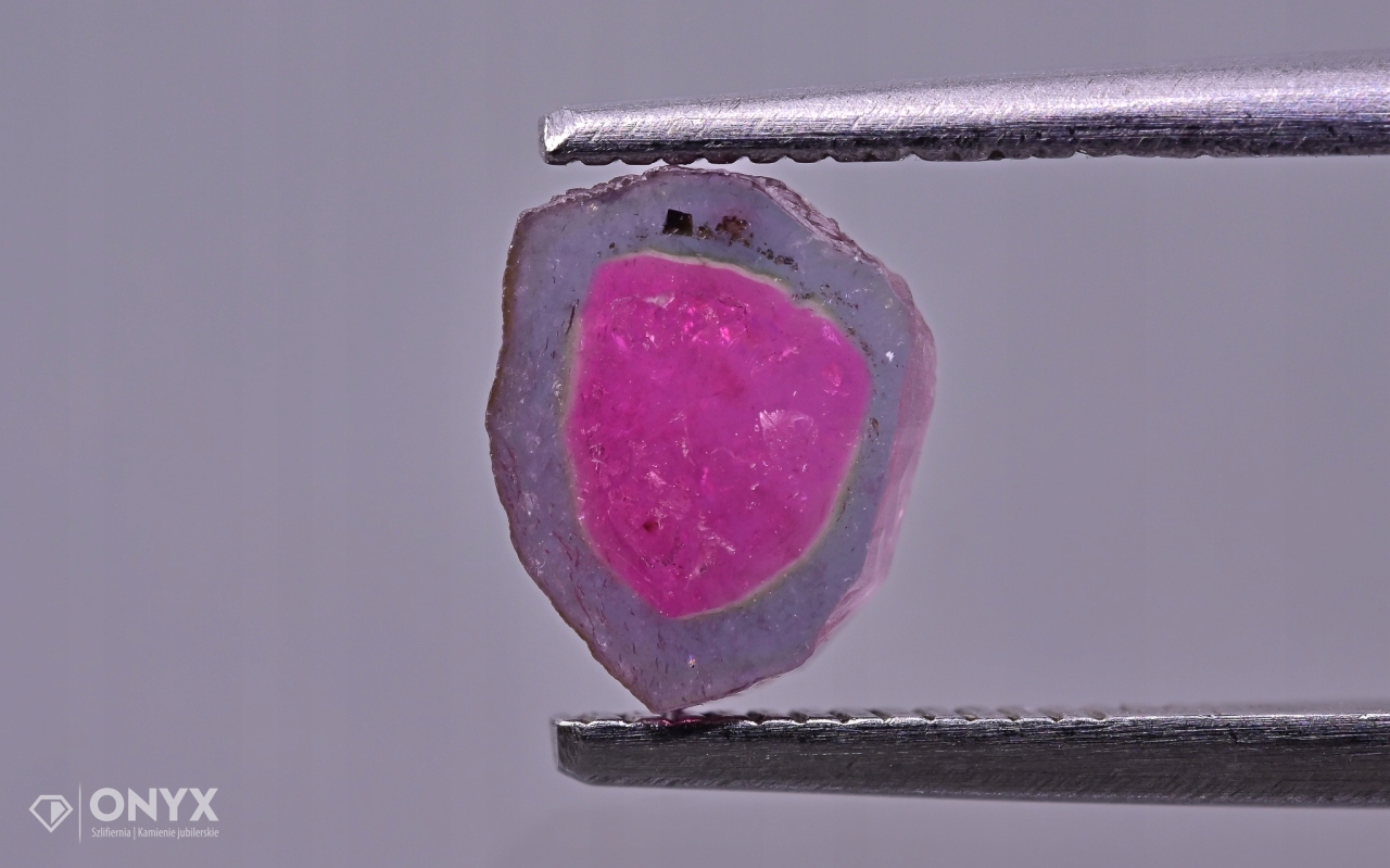 Turmalín nepravidelná dlažba 7,5x6 mm