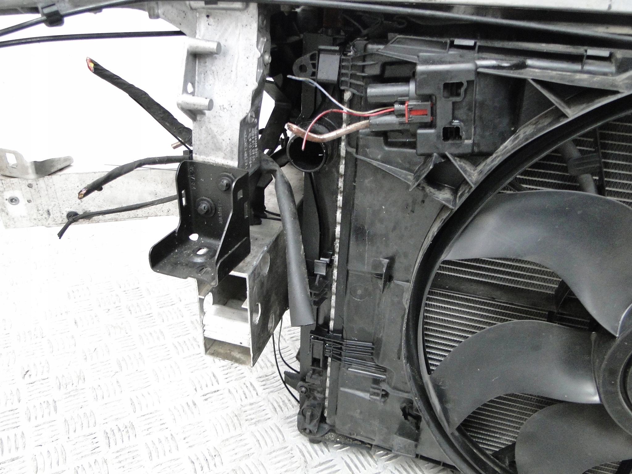 MERCEDES E KLASA W213 2.0 CDI CHLODNICE PAS PRZEDN A0999061000 A2136201801 Numery katalogowe zamienników A0999061000 A2136201801