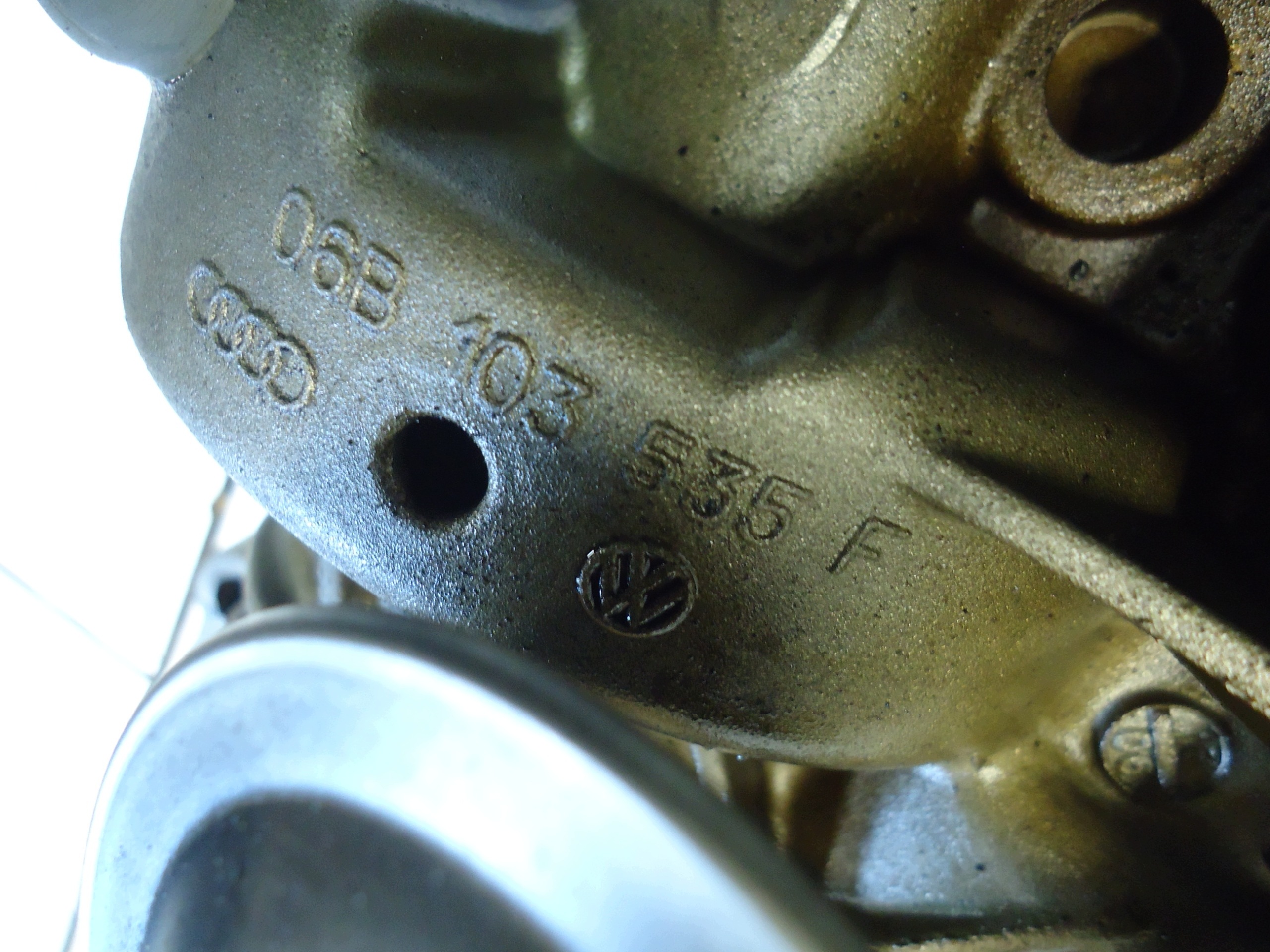 AUDI A4 B7 2.0TFSI BWE pompa olio motore 06B103535F