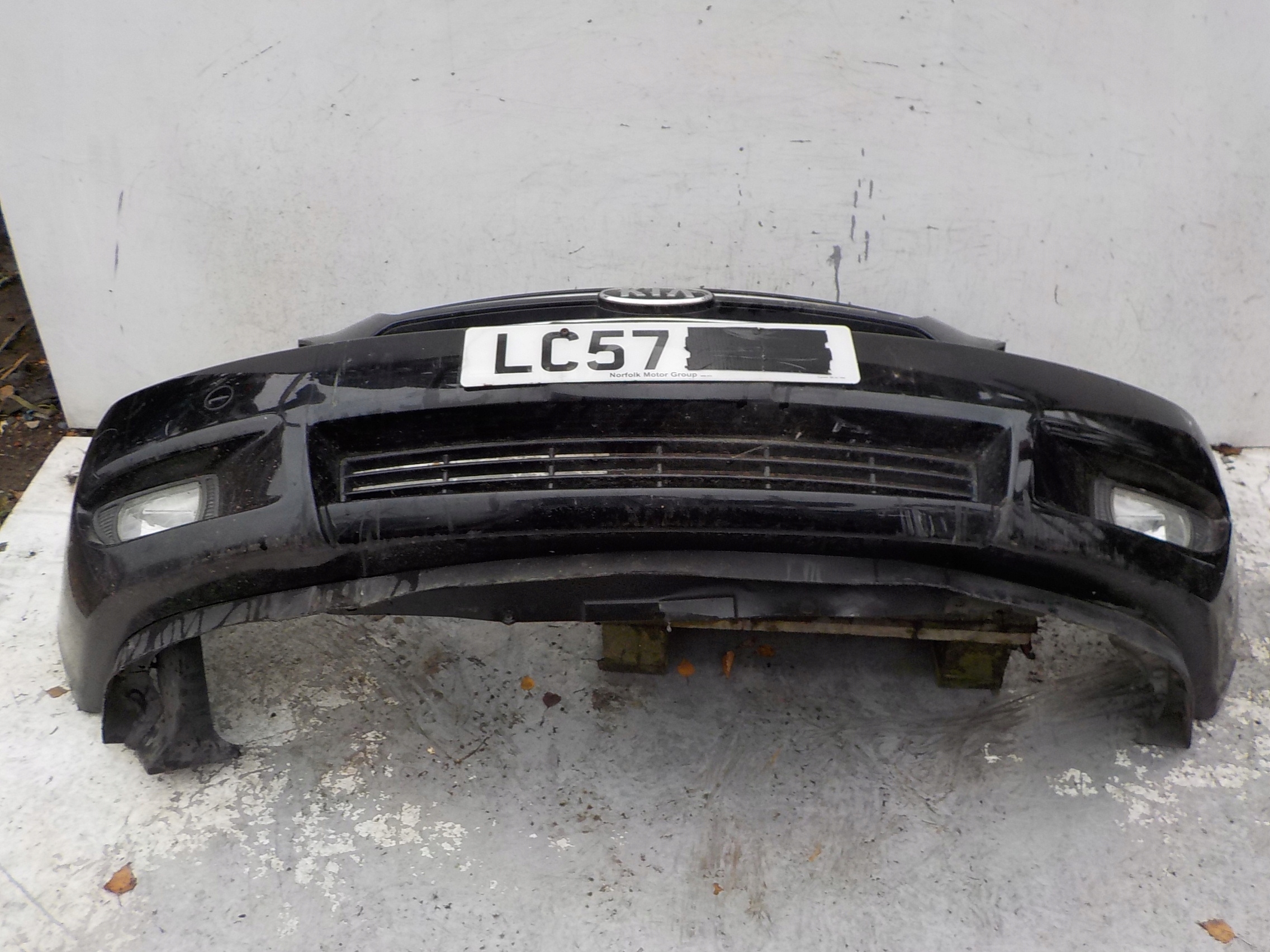 41 KIA SEDONA bumper front front