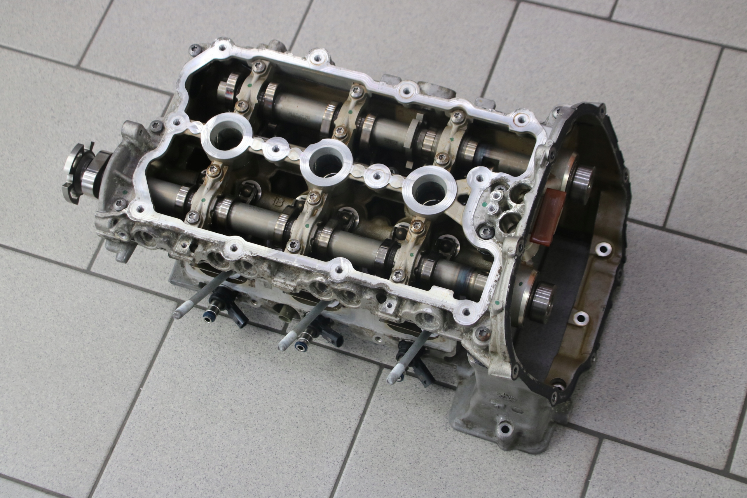 AUDI A8 D4 3,0 TFSI CREC head. right 06E103404AA
