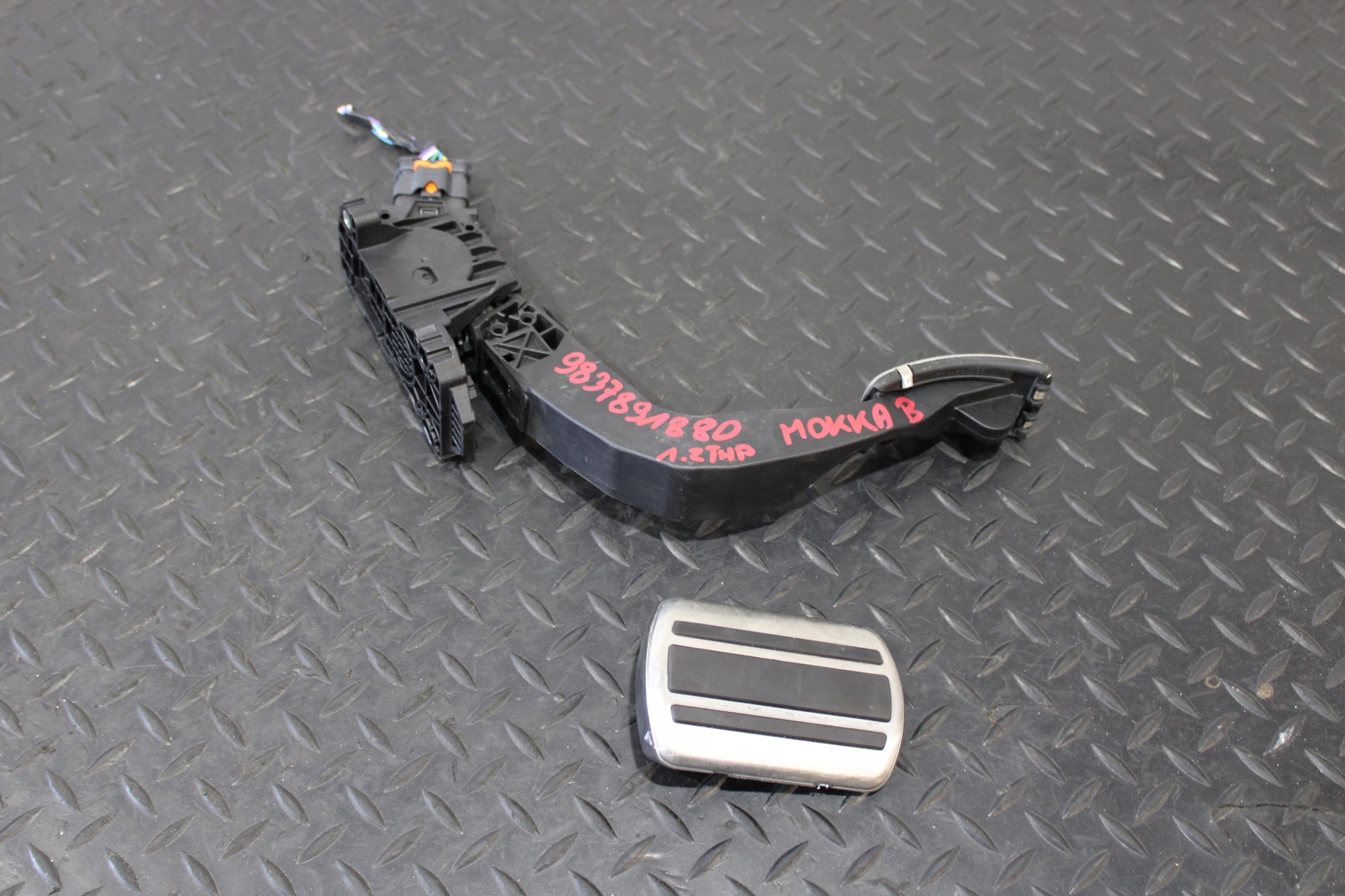 педаль газа накладки opel MOKKA b II 2 9837891880