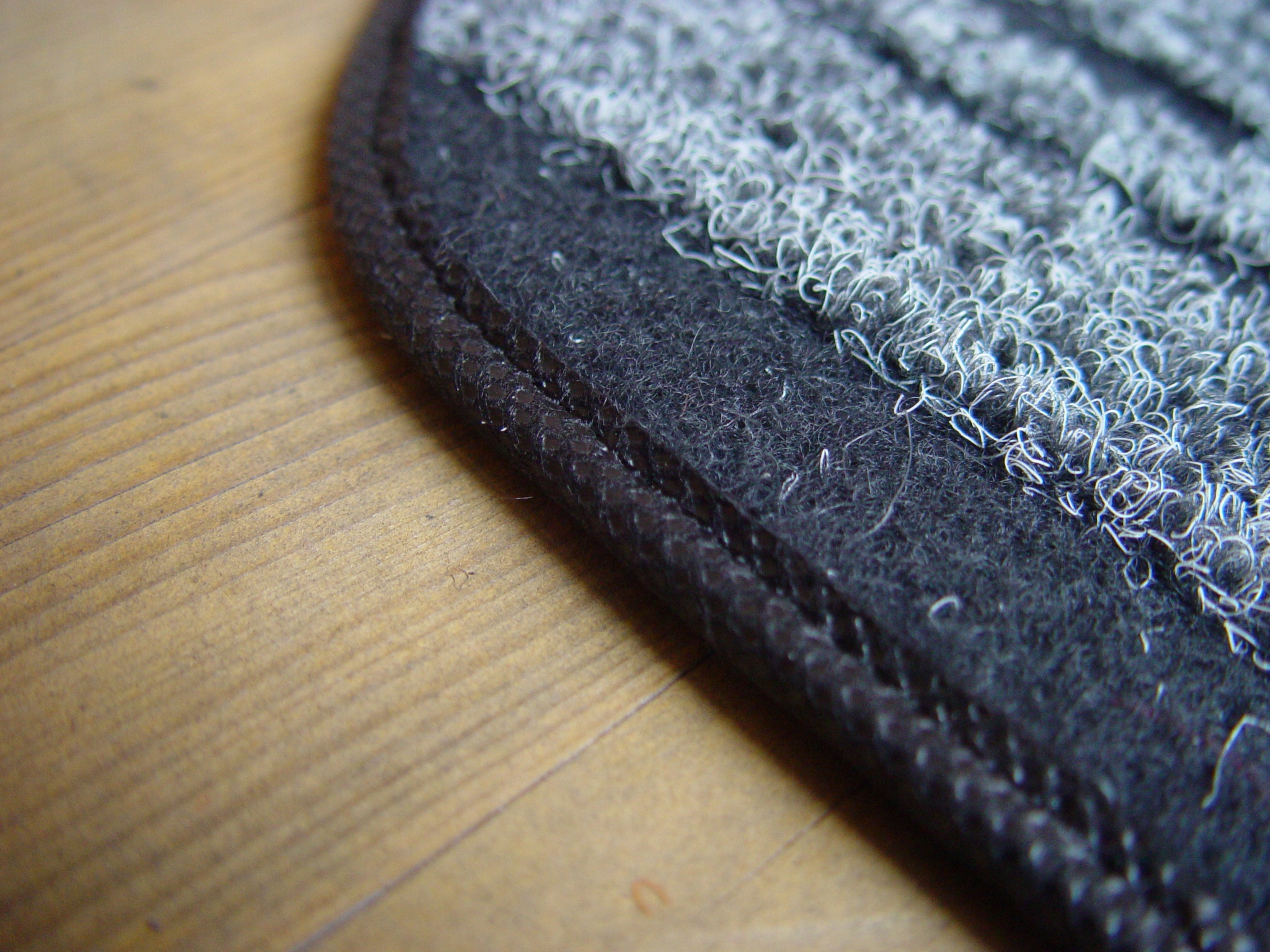 MALAGA PODGUMOWANE DYWANIKI NAKŁADKI NA SCHODY Materiał tkanina