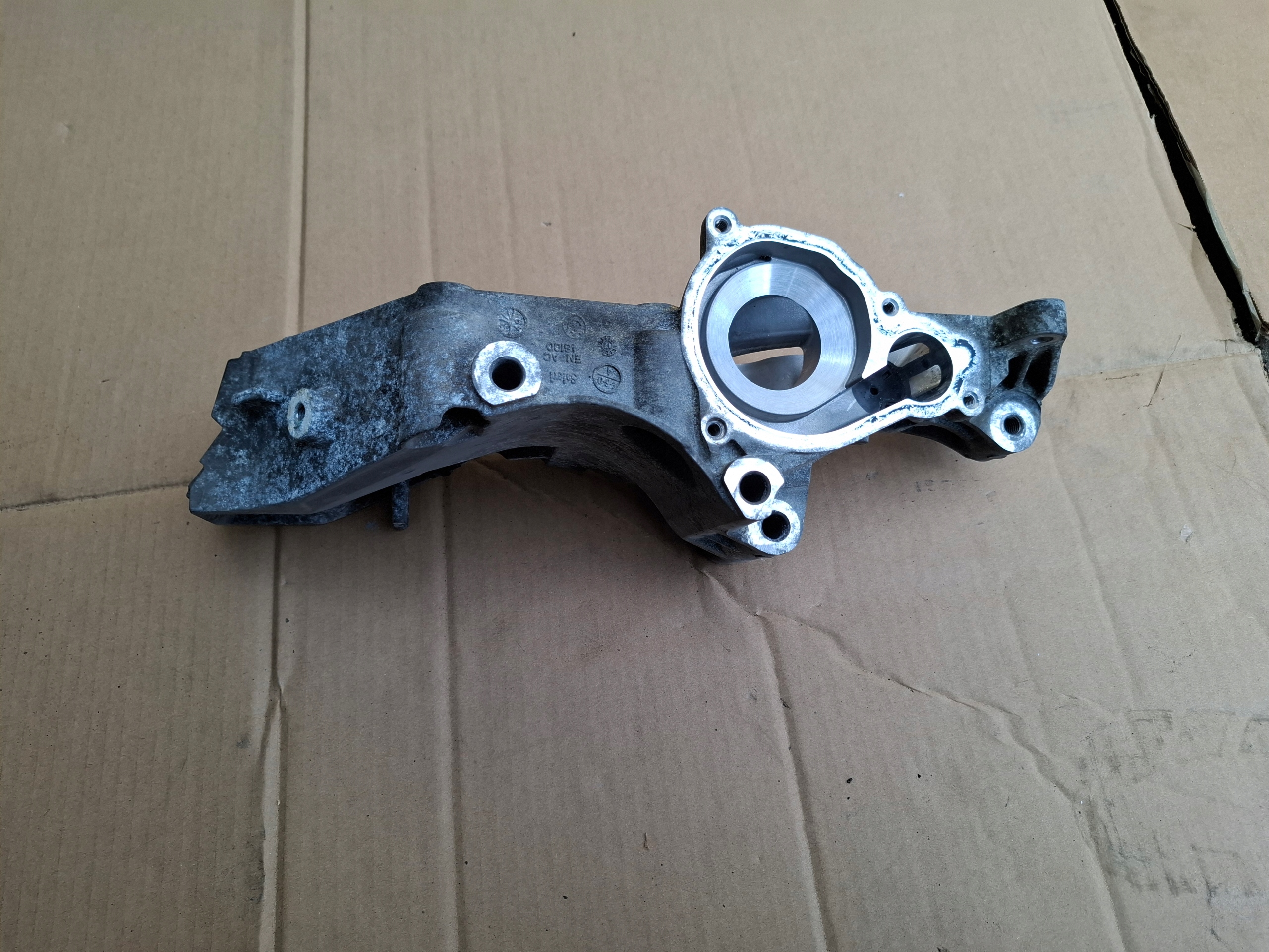 držač držač alternatora POMPY vode BMW F20 1.5 D