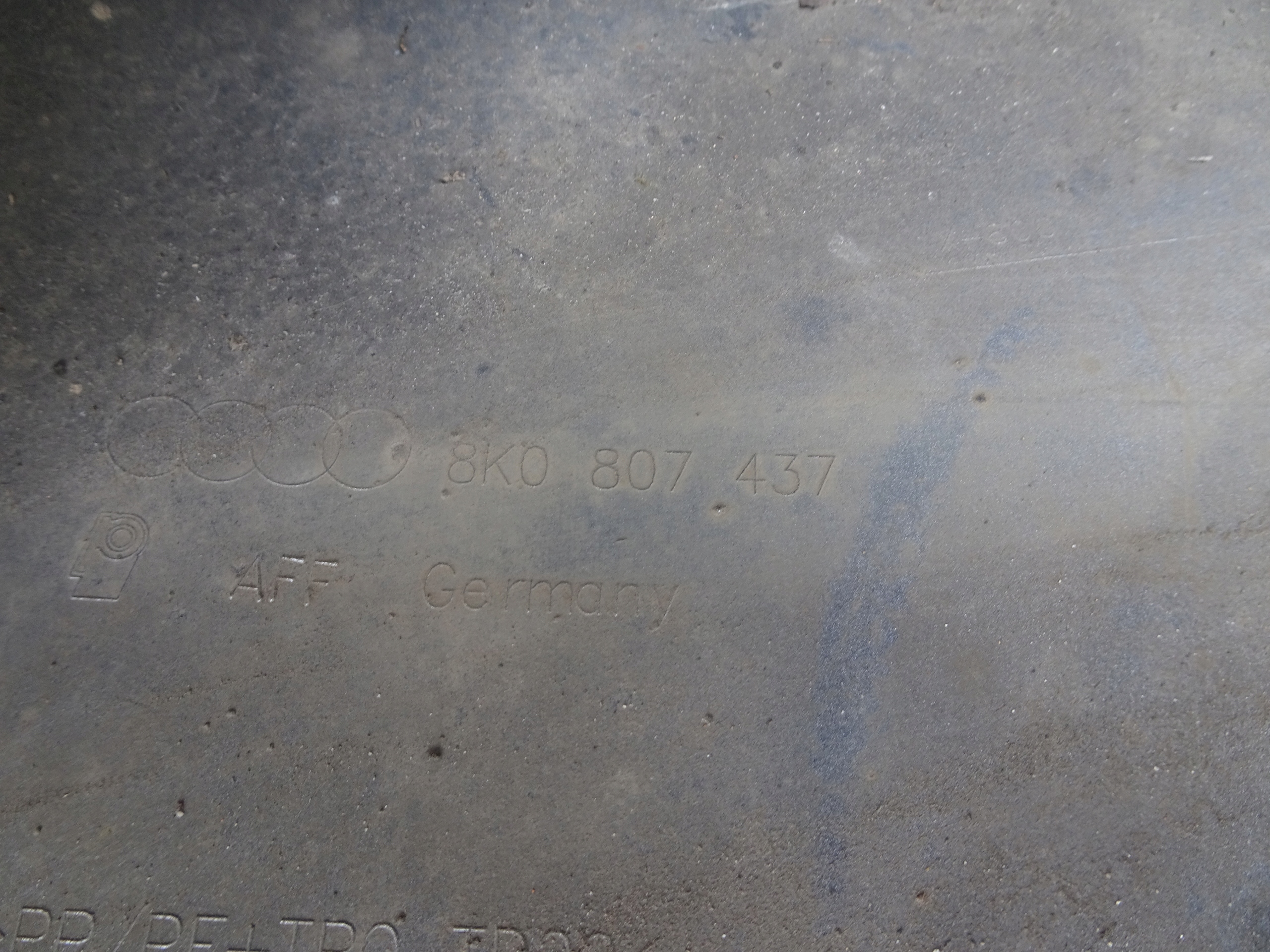 Audi A4 B8 08-12R бампер передний LX7W 8K0807437