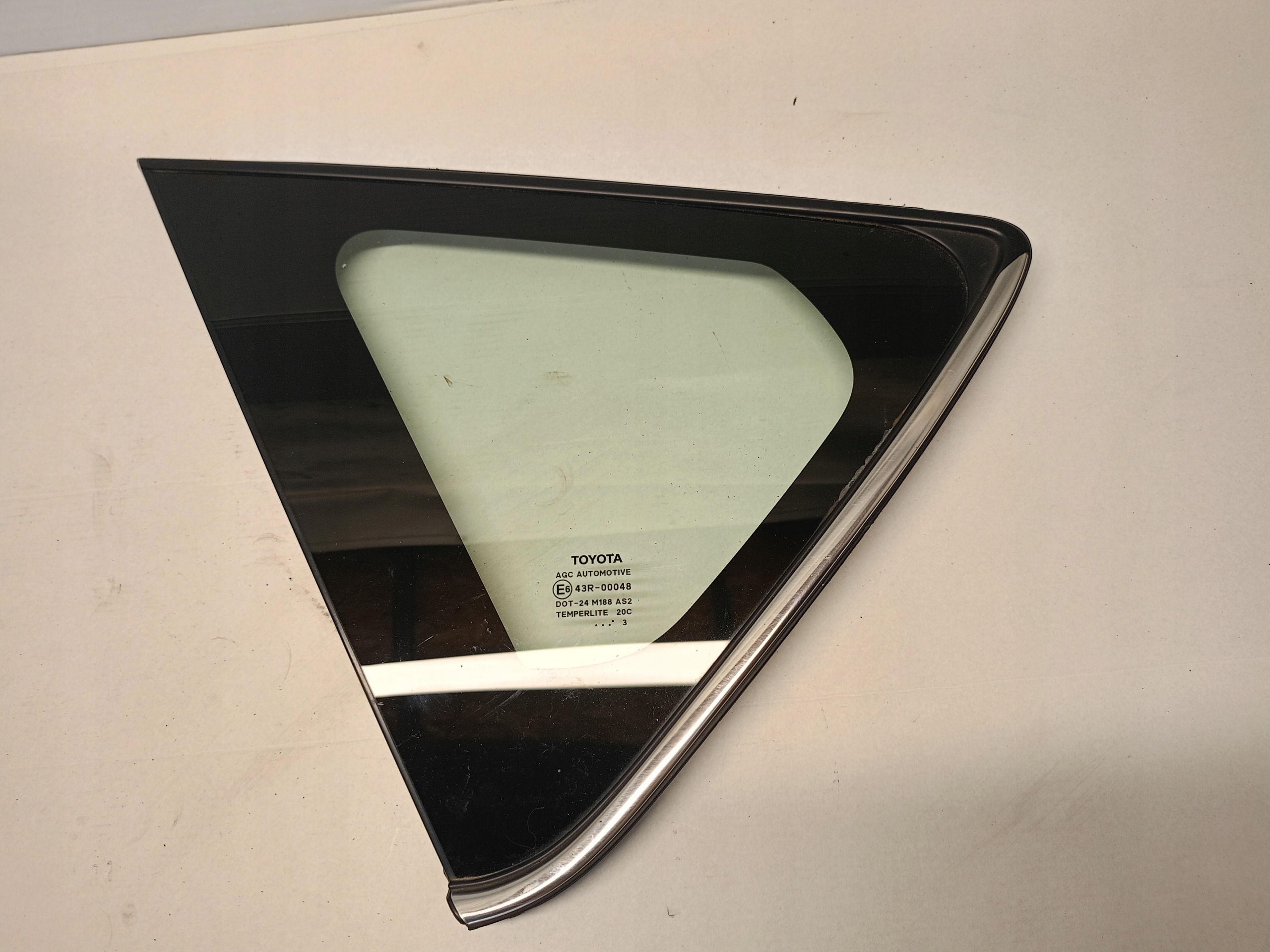 SZYBA KAROSERYJNA TYŁ LEWY TOYOTA AURIS II HB Producent części Toyota OE