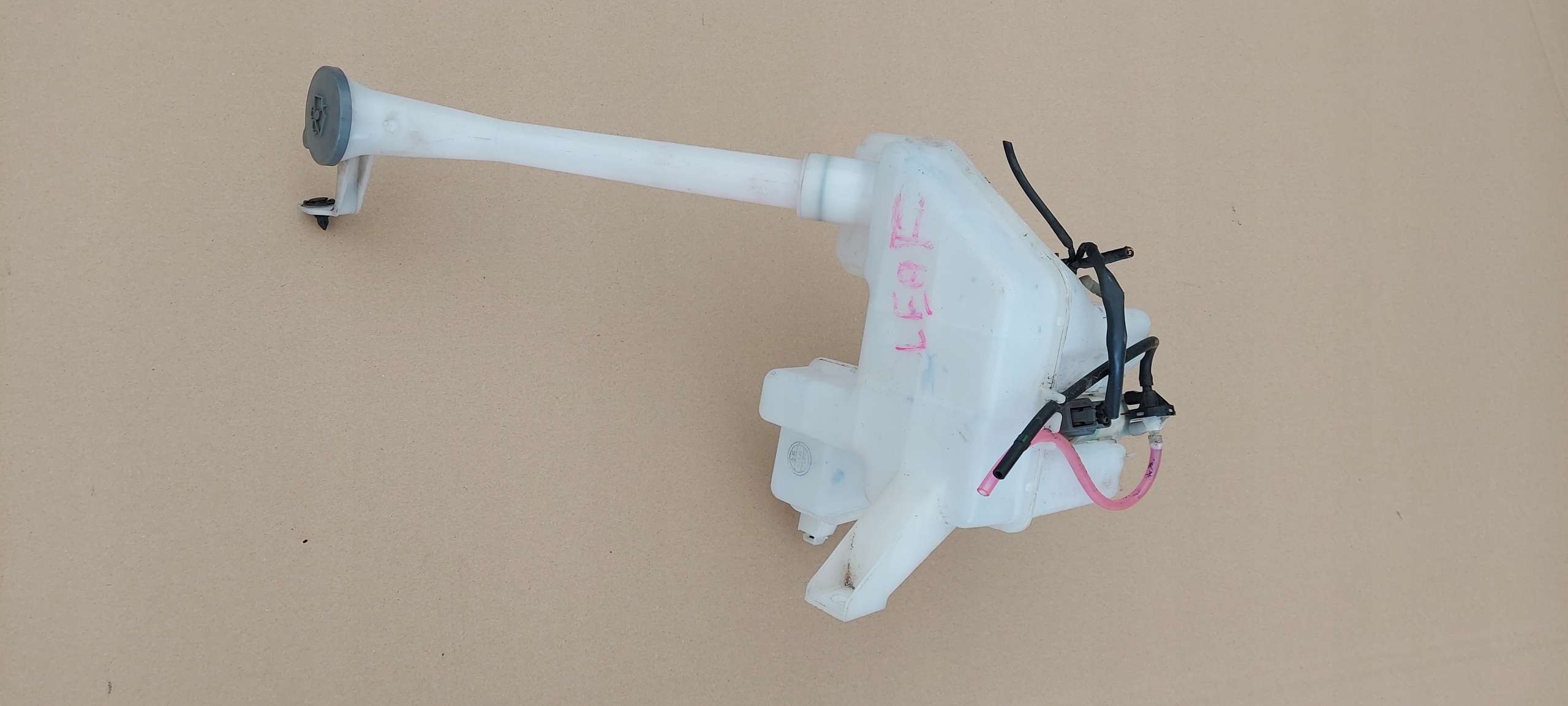 washer fluid tank NISSAN LEAF ZEO 10-17