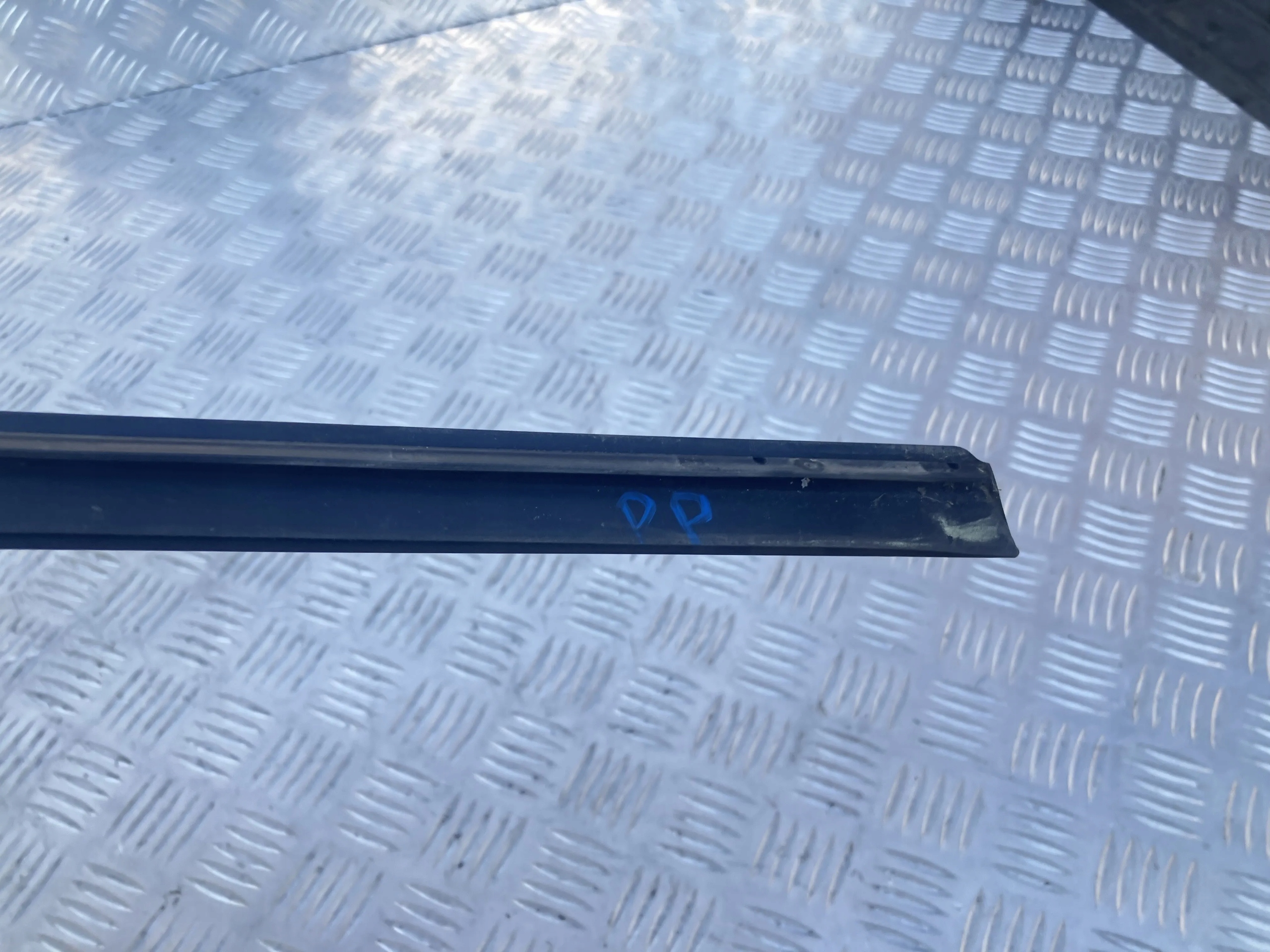 LISTWA SZYBY CZOŁOWEJ PRAWA VW ARTEON 17- 2.0 TDI