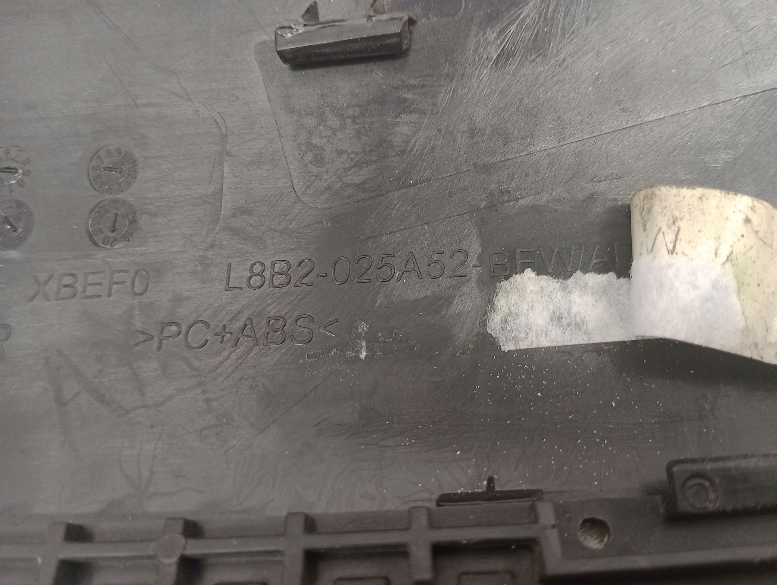 PRAWA OSŁONA LISTWA SŁUPKA LAND DEFENDER L663 Producent części Land Rover OE