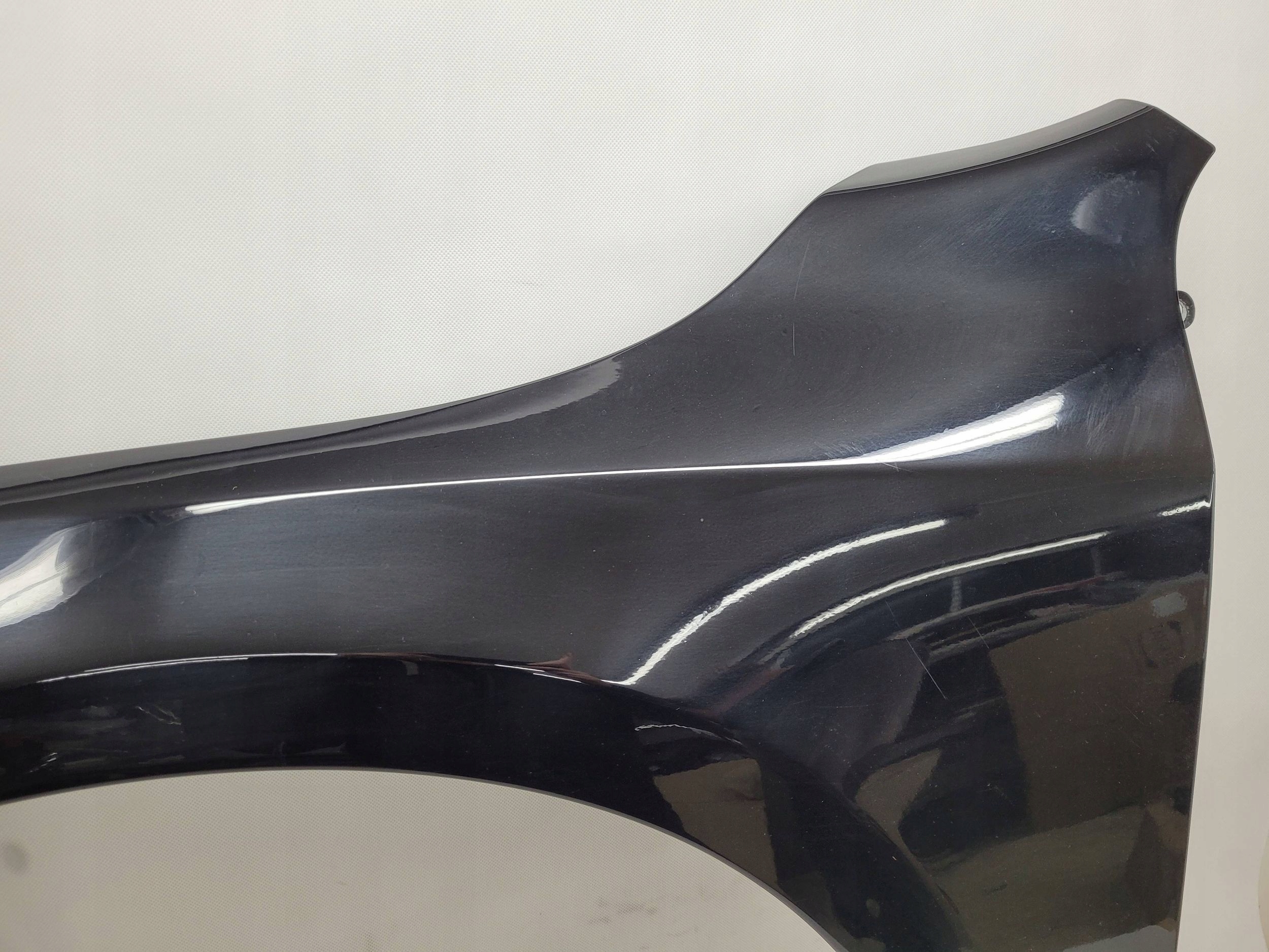 VOLVO S60 II LIFT BŁOTNIK PRZÓD PRZEDNI LEWY FV 019-46 CZARNY W KOLOR Strona zabudowy przód - lewa