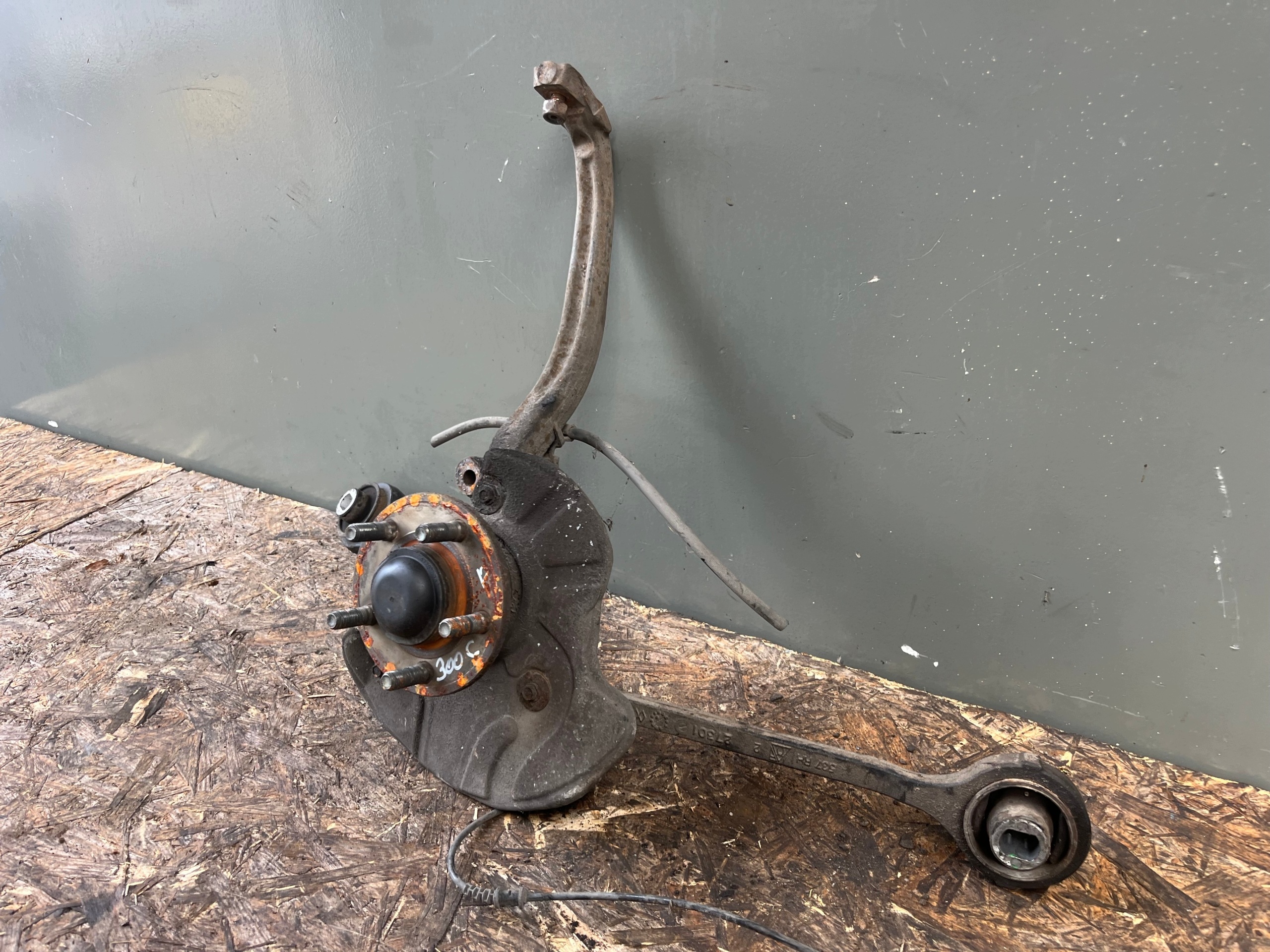 otoč čepu pravý předek CHRYSLER 300C 04782704