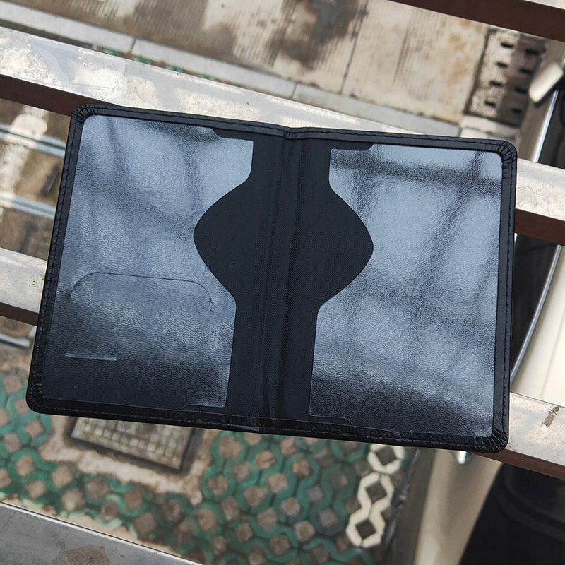 OKŁADKA CZARNE ETUI NA PASZPORT DOKUMENTY VALHALLA HELM OF AWE Wzór dominujący logo