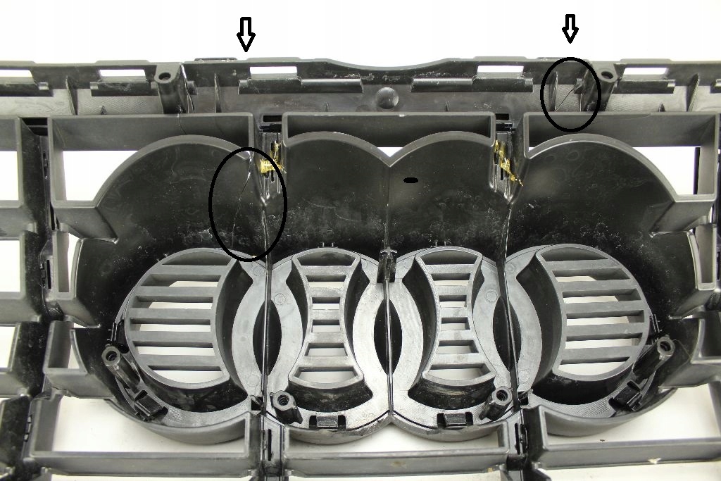 решетка радиатора Q3 II черный 2018- 83A853651B