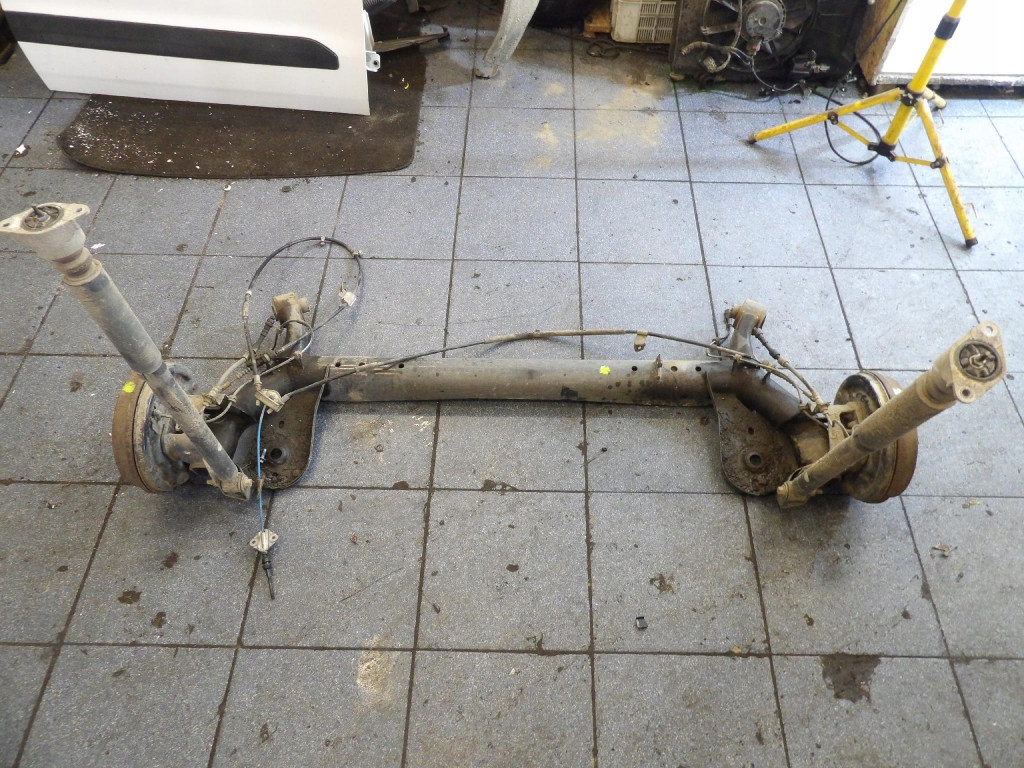 FORD TRANSIT COURIER und LIFT hinten Achsträger