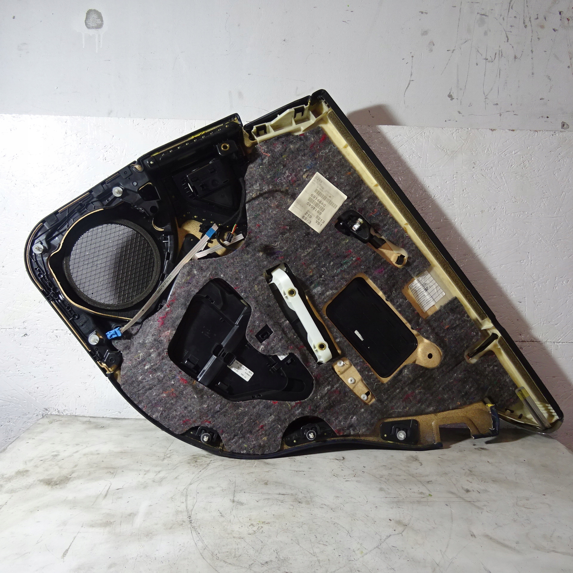MERCEDES CLS C219 upholstery door left rear part