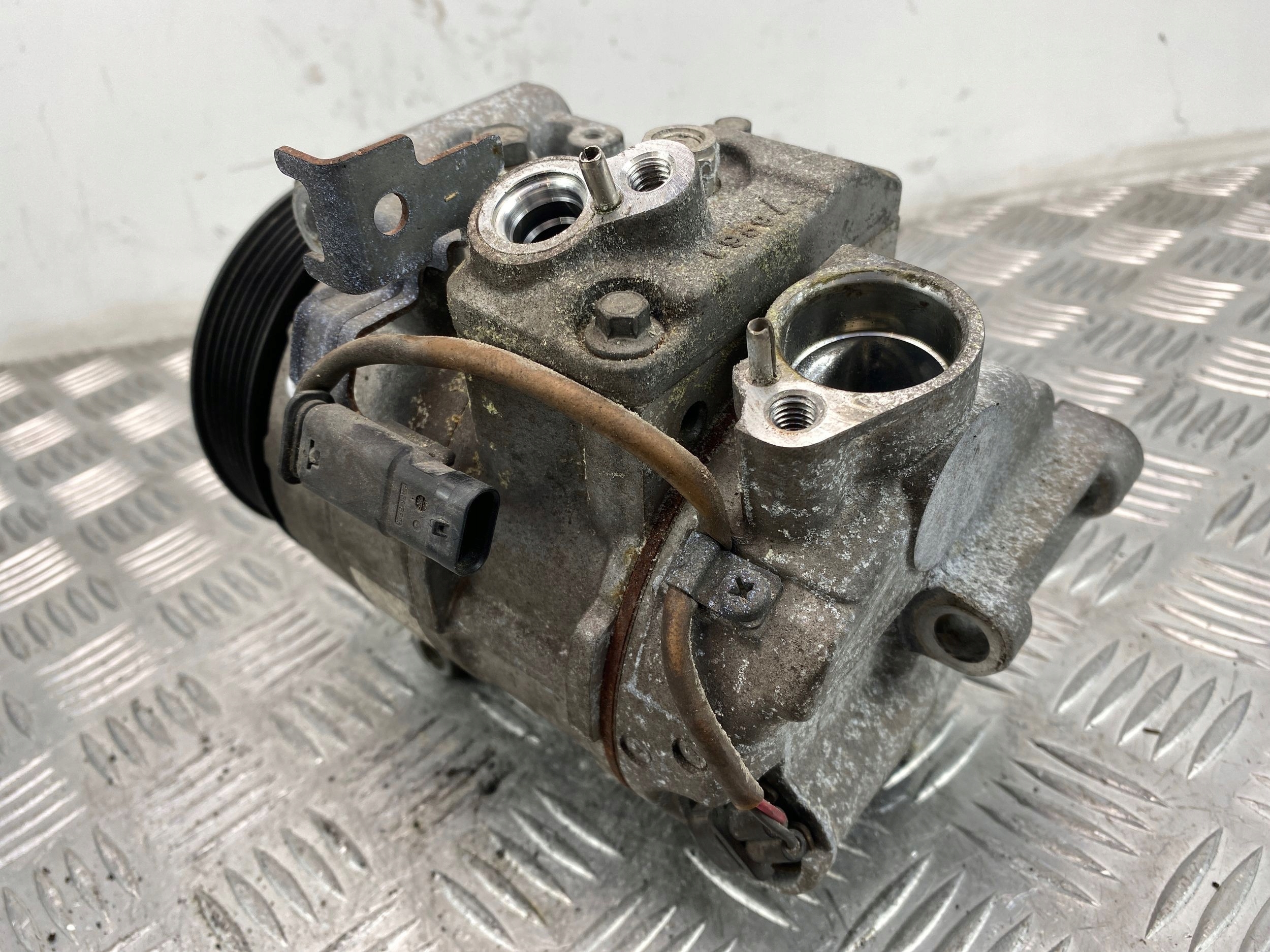 Mercedes E 350 W212 compressor; compressor of the air conditioning A0008302500