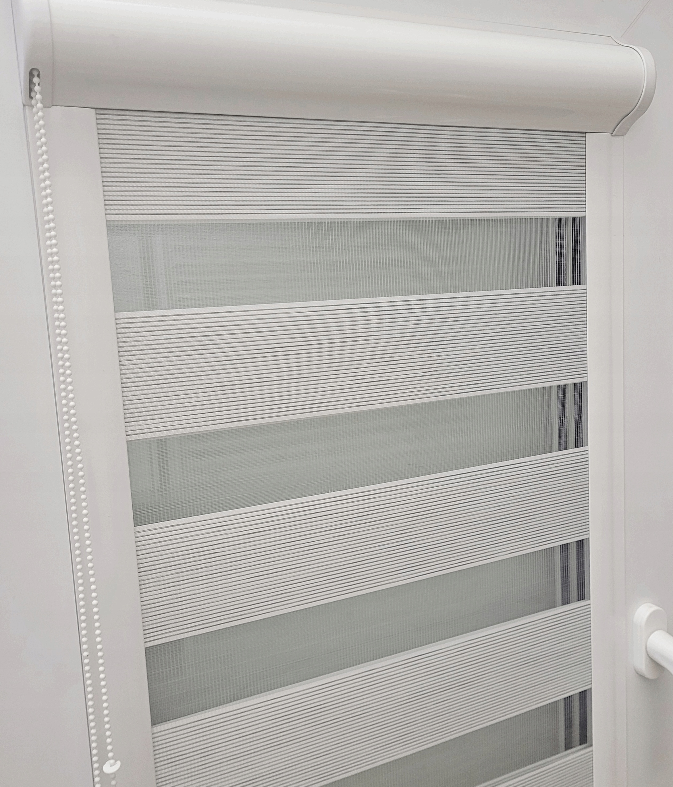 ROLETY DZIEŃ NOC W KASECIE ALU Z PROWADNICAMI