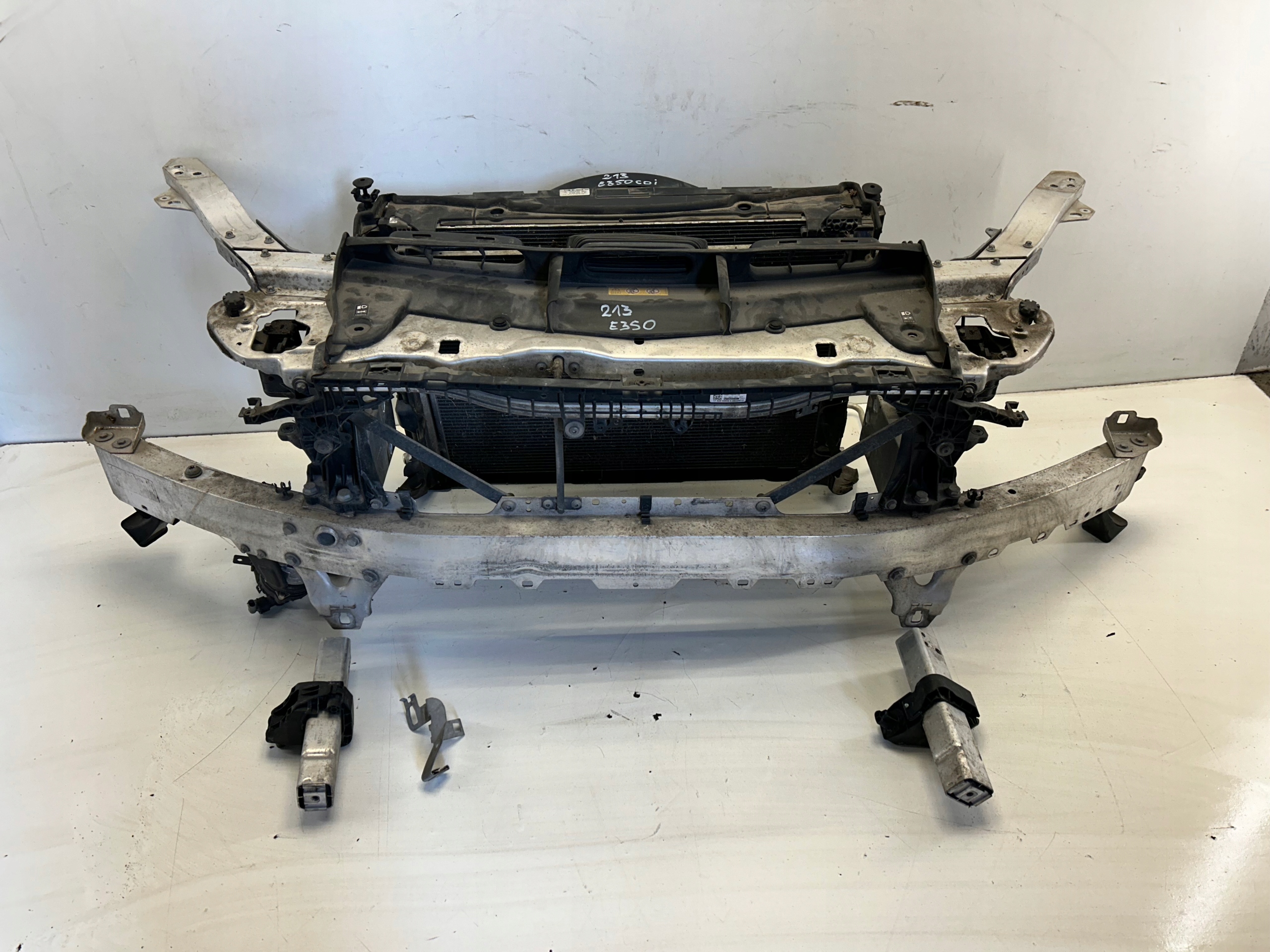 PAS PRZEDNI WZMOCNIENIE CHŁODNICE MERCEDES W213 E350CDI 3.0D KOMPLETNY