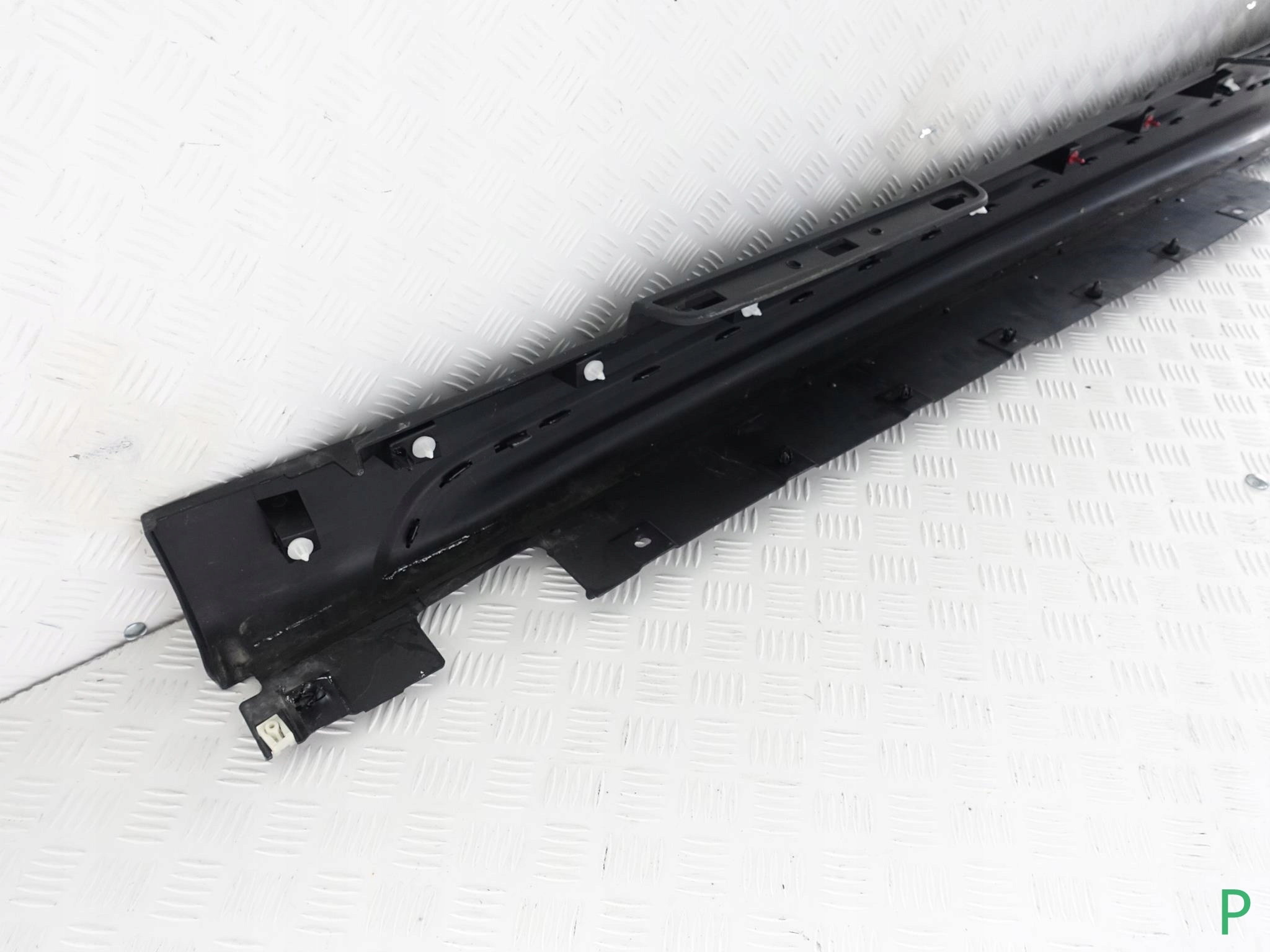 MINI F60 COUNTRYMAN молдинг порог правый (B15)