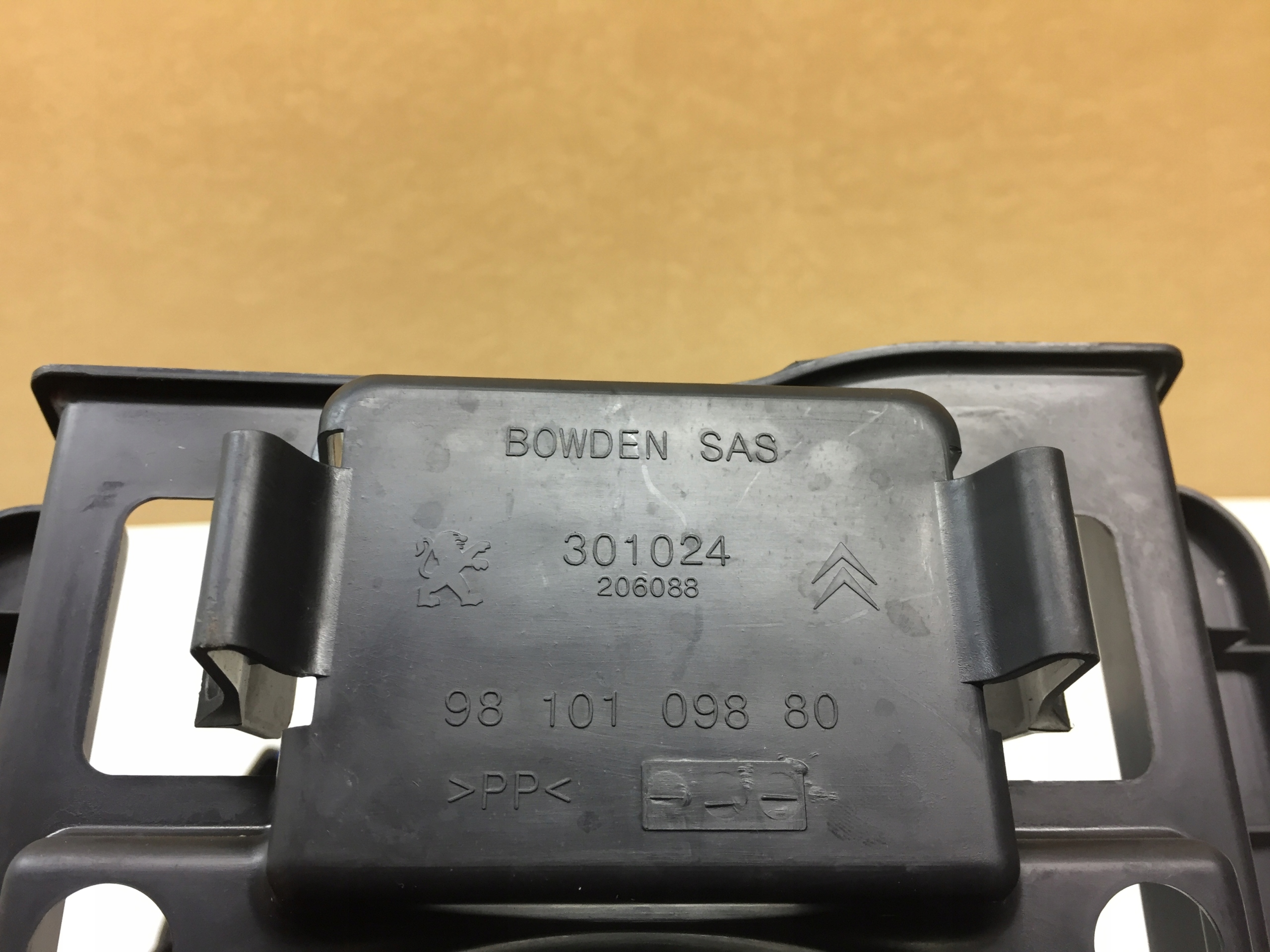 PEUGEOT 2008 SCHOWEK MOCOWANIE KOŁA ZAPASOWEGO Producent części Citroen OE