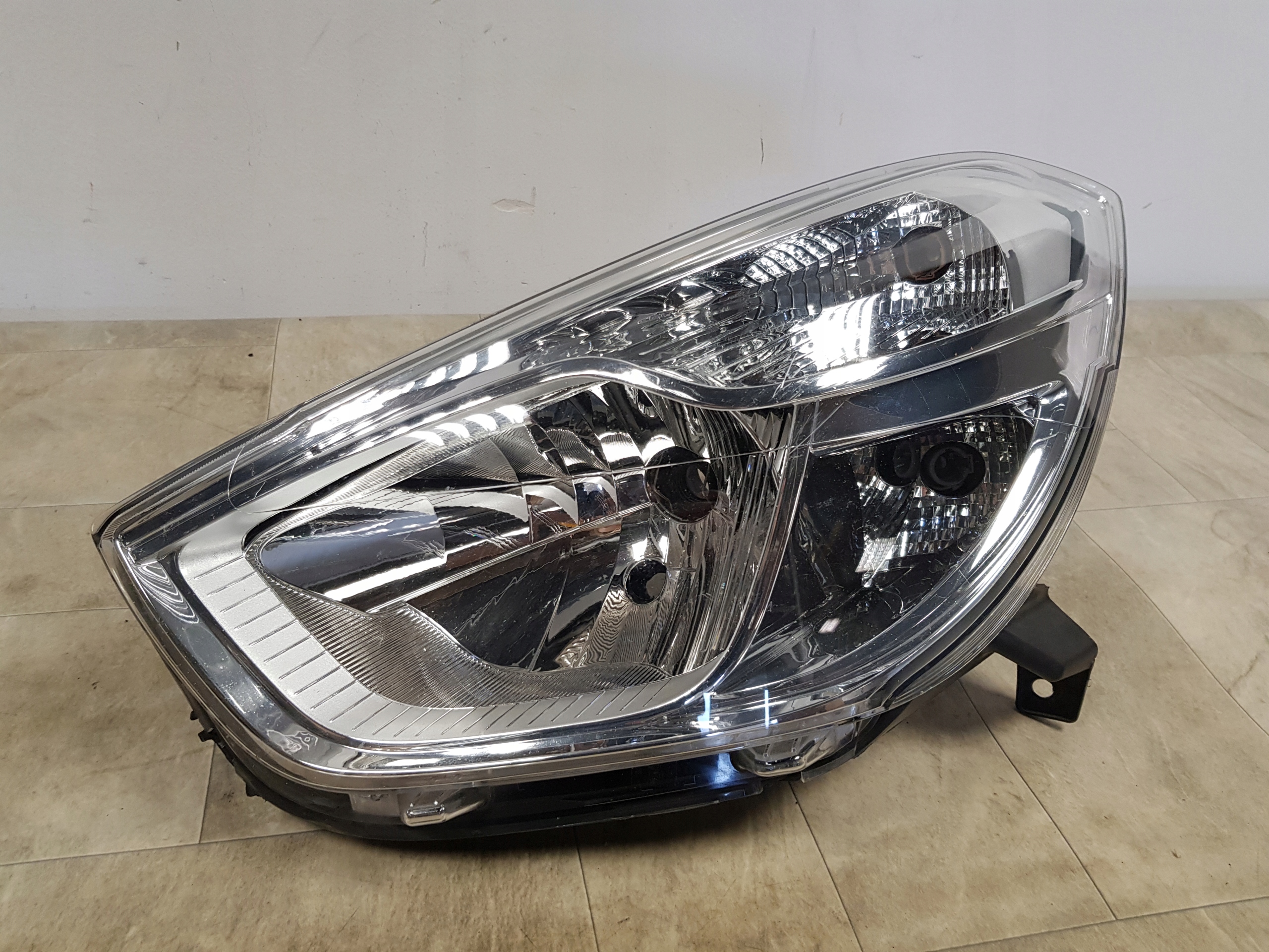 DACIA DOKKER ОТ 2012r ФАРА ЛЕВА ПЕРЕД 90007665