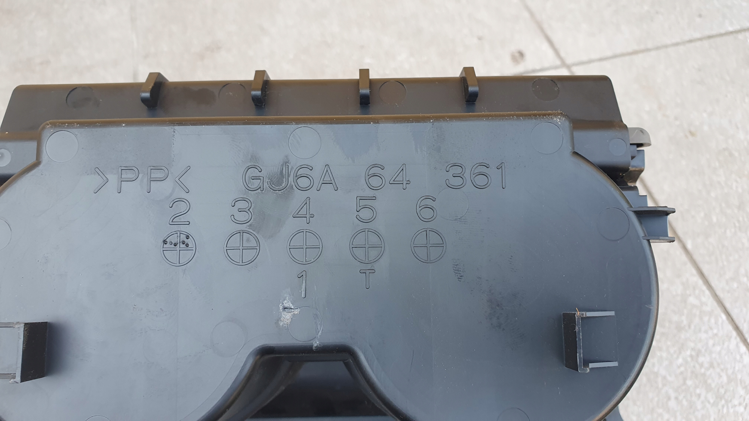 капхолдер полка бардачок mazda oe GJ6A6436