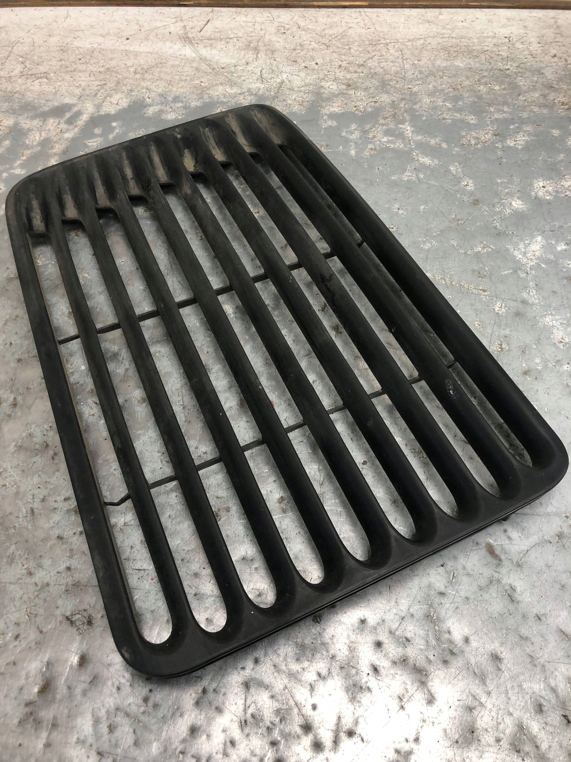 grid grille SPOJLERA left rear part PORSCHE 993 99351259100
