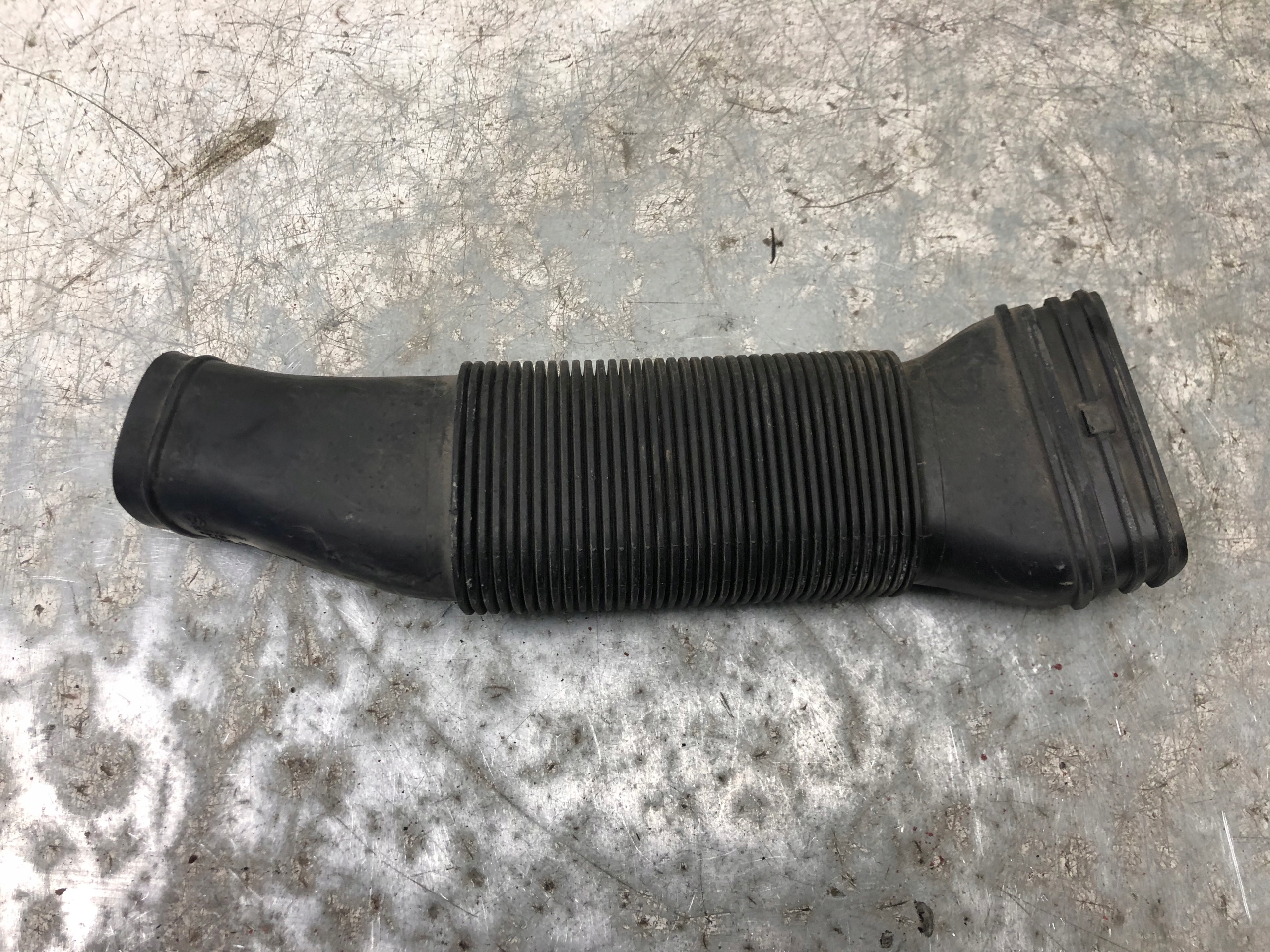 pipe air hose SKODA FABIA II 6R0129618